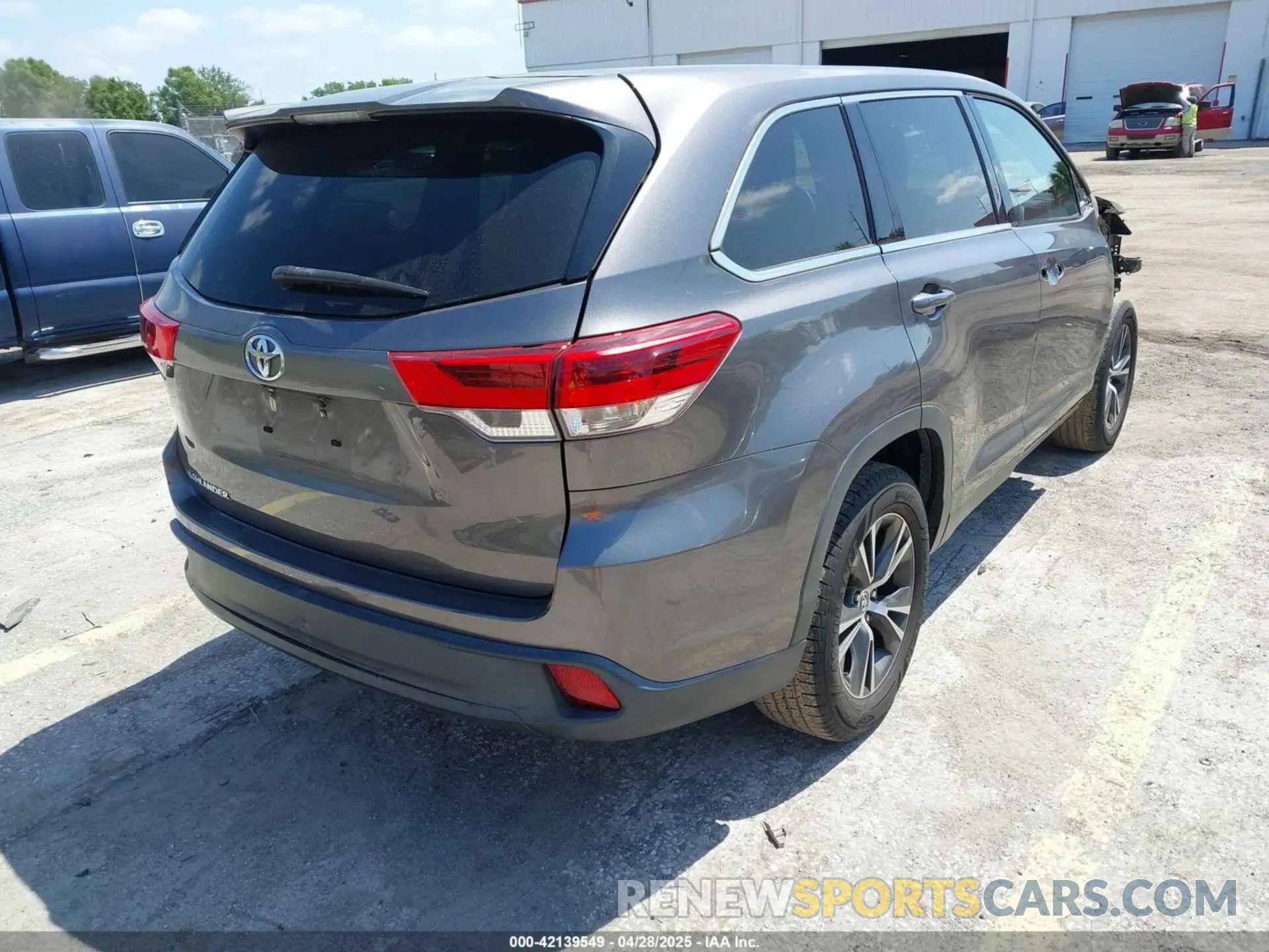 4 Photograph of a damaged car 5TDZARFH0KS056820 TOYOTA HIGHLANDER 2019