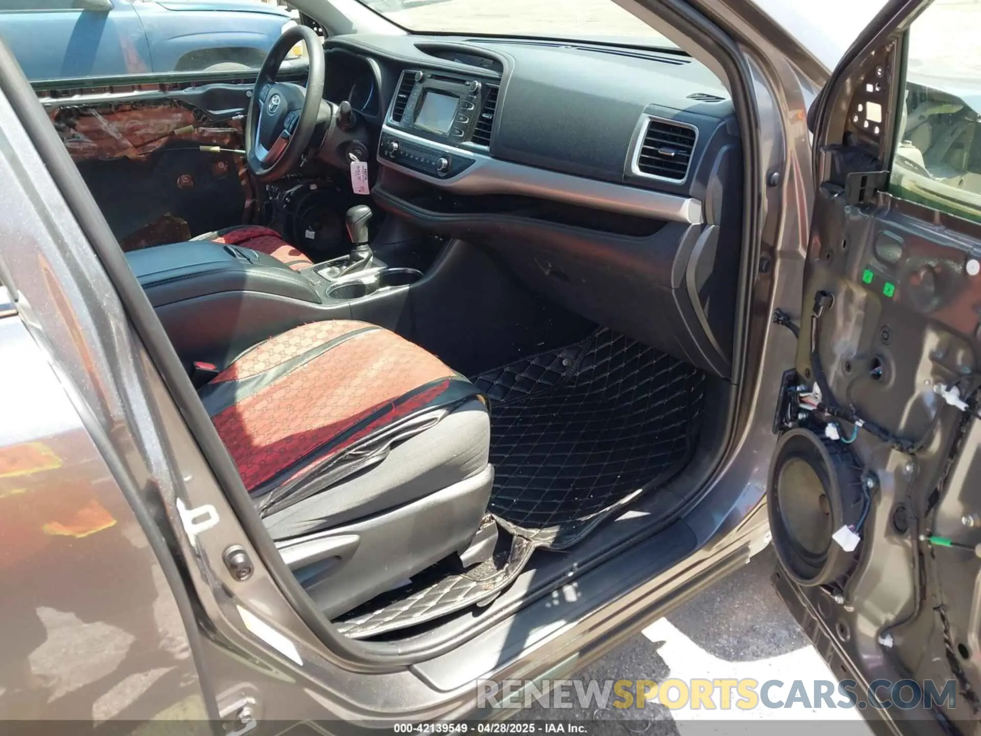 5 Photograph of a damaged car 5TDZARFH0KS056820 TOYOTA HIGHLANDER 2019