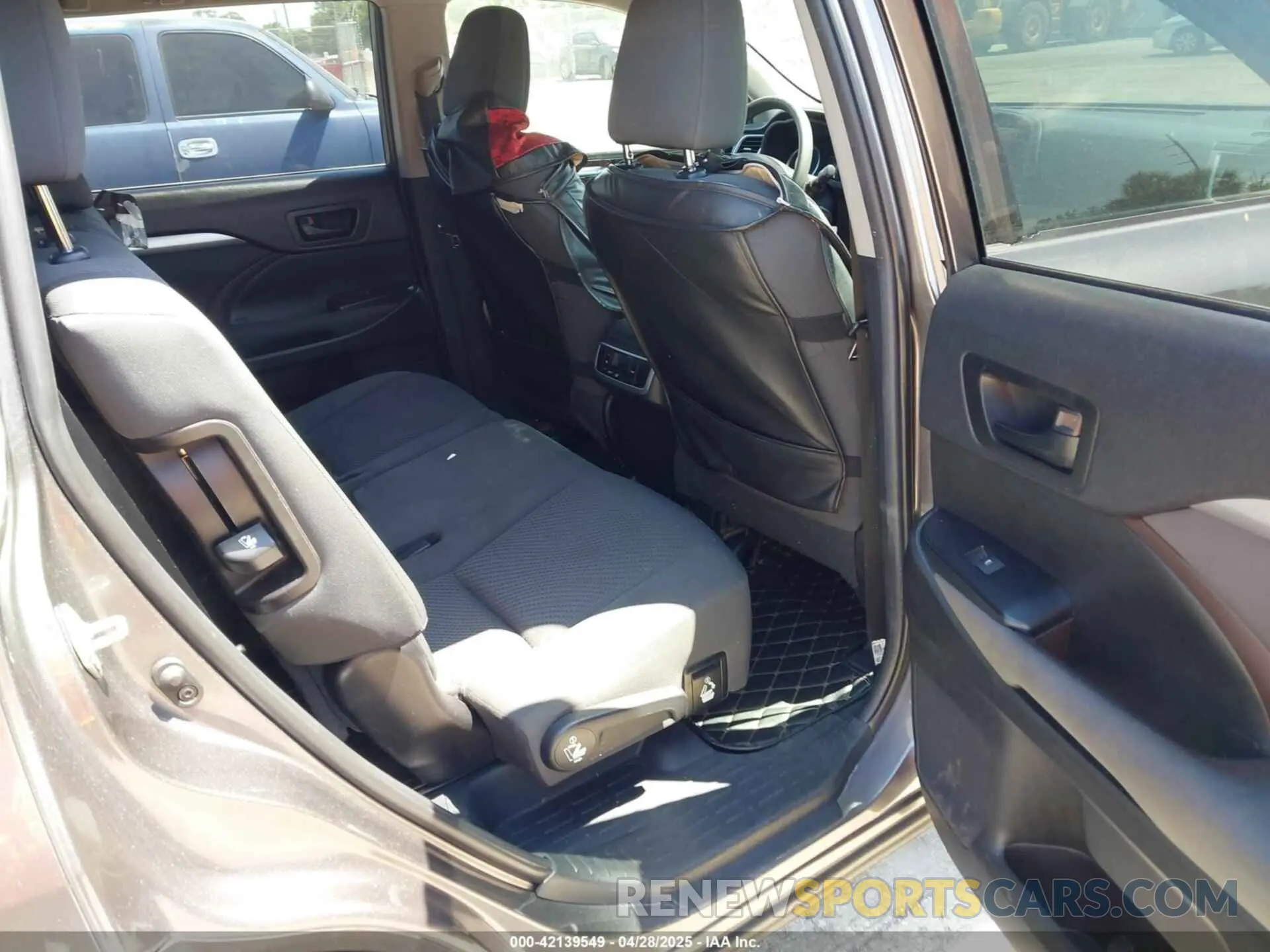 8 Photograph of a damaged car 5TDZARFH0KS056820 TOYOTA HIGHLANDER 2019