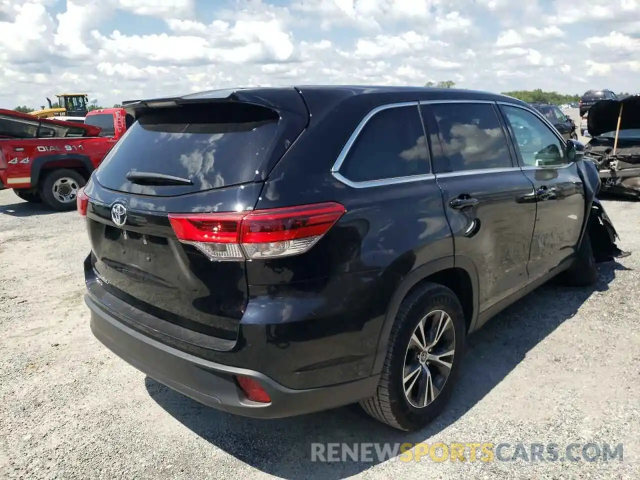 4 Photograph of a damaged car 5TDZARFH0KS057109 TOYOTA HIGHLANDER 2019