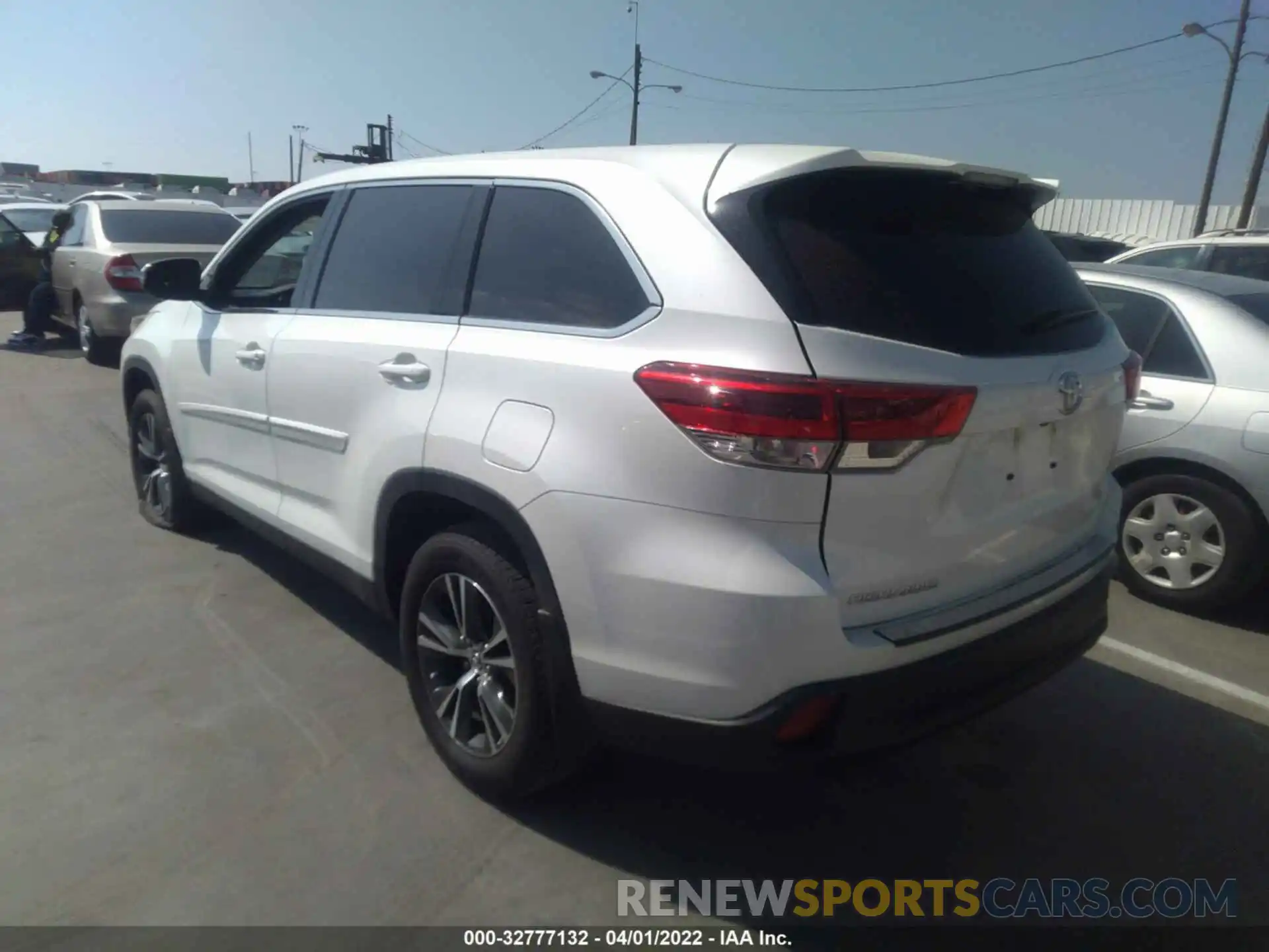 3 Photograph of a damaged car 5TDZARFH0KS057207 TOYOTA HIGHLANDER 2019