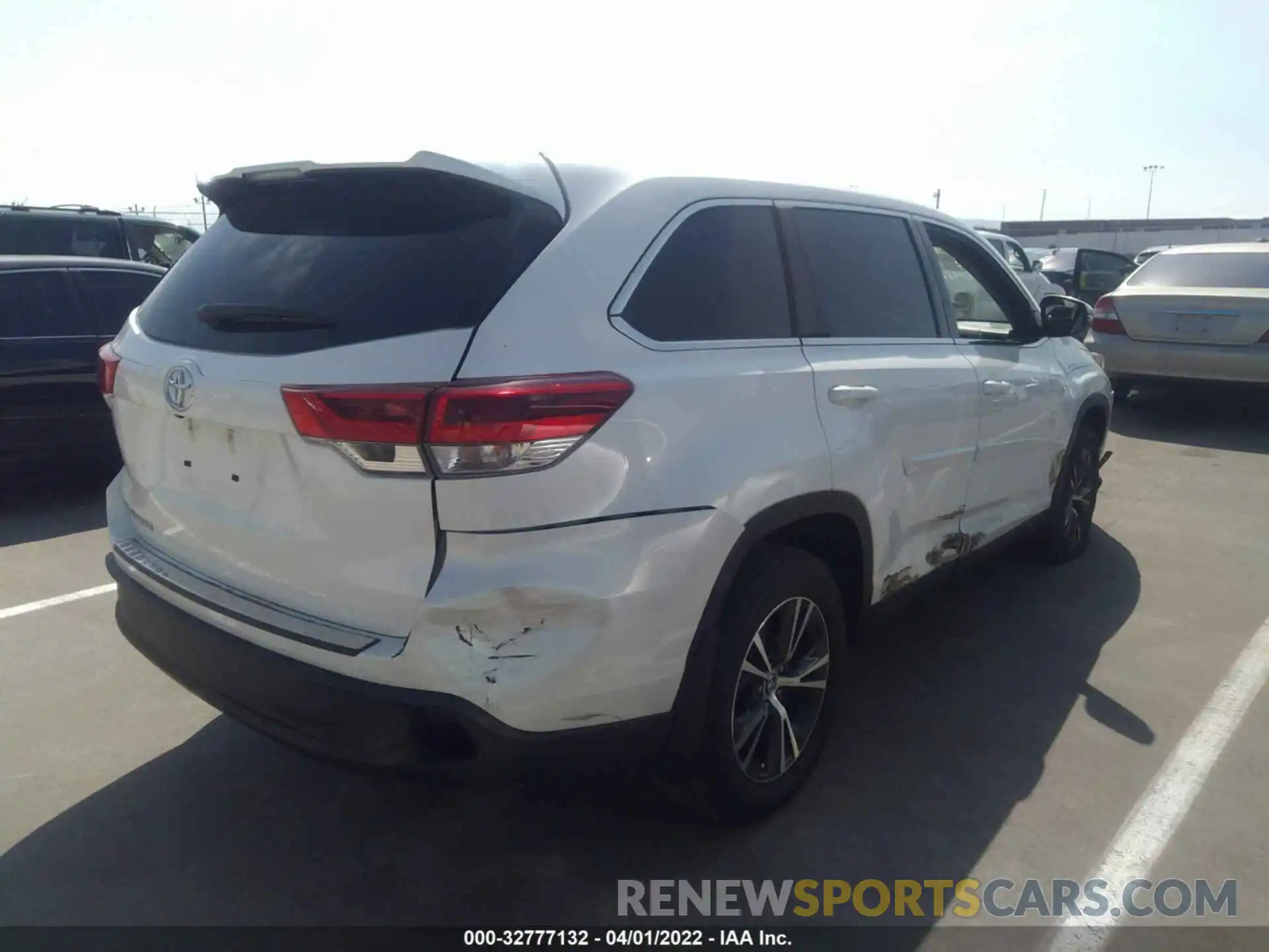 4 Photograph of a damaged car 5TDZARFH0KS057207 TOYOTA HIGHLANDER 2019