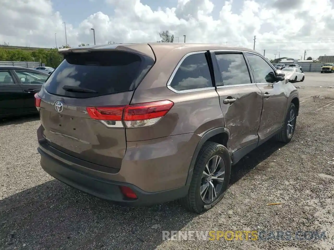 4 Photograph of a damaged car 5TDZARFH0KS058003 TOYOTA HIGHLANDER 2019