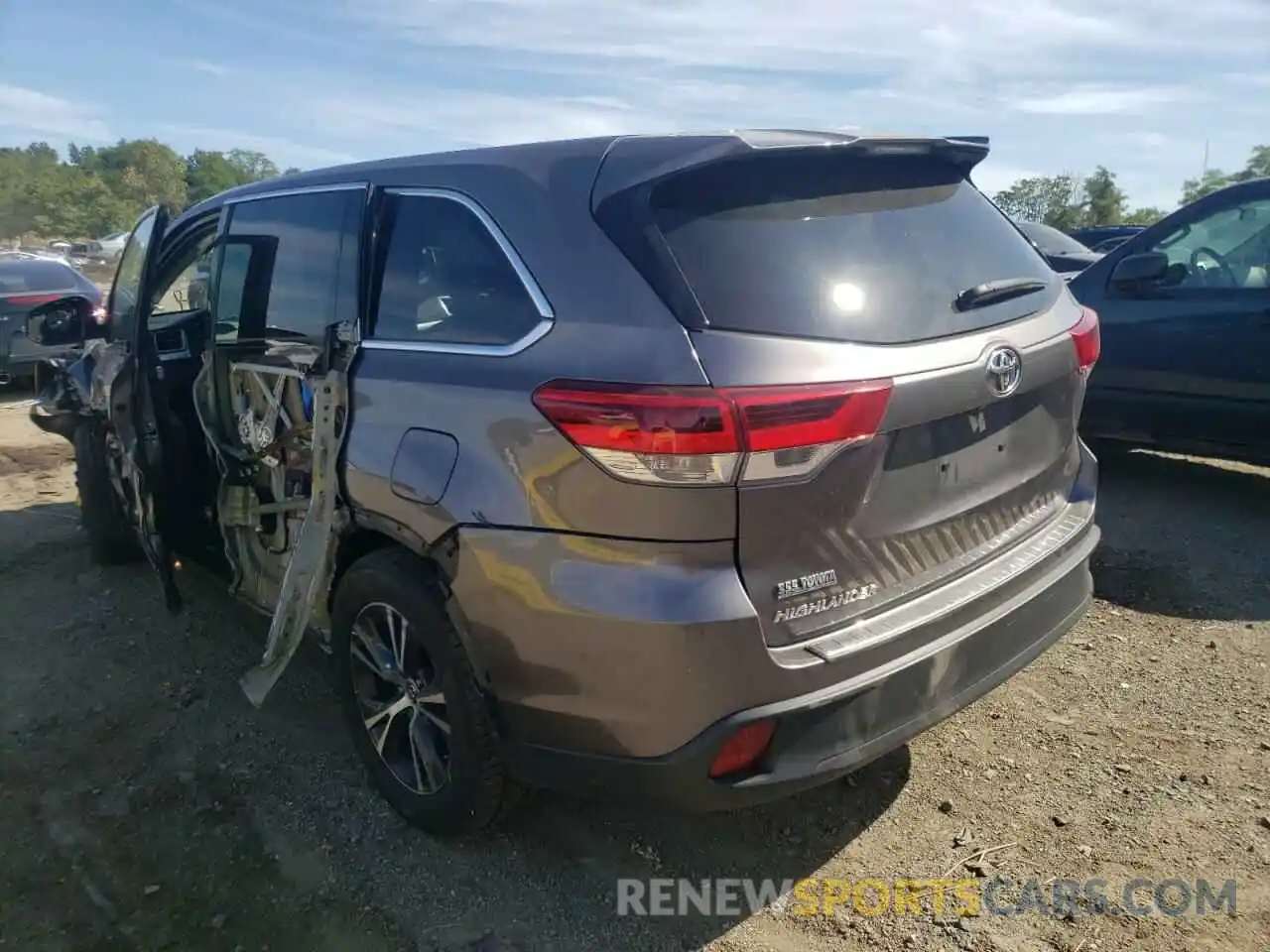 4 Photograph of a damaged car 5TDZARFH0KS058227 TOYOTA HIGHLANDER 2019