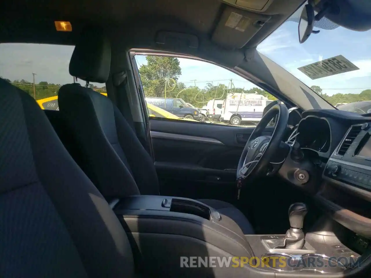 5 Photograph of a damaged car 5TDZARFH0KS058227 TOYOTA HIGHLANDER 2019