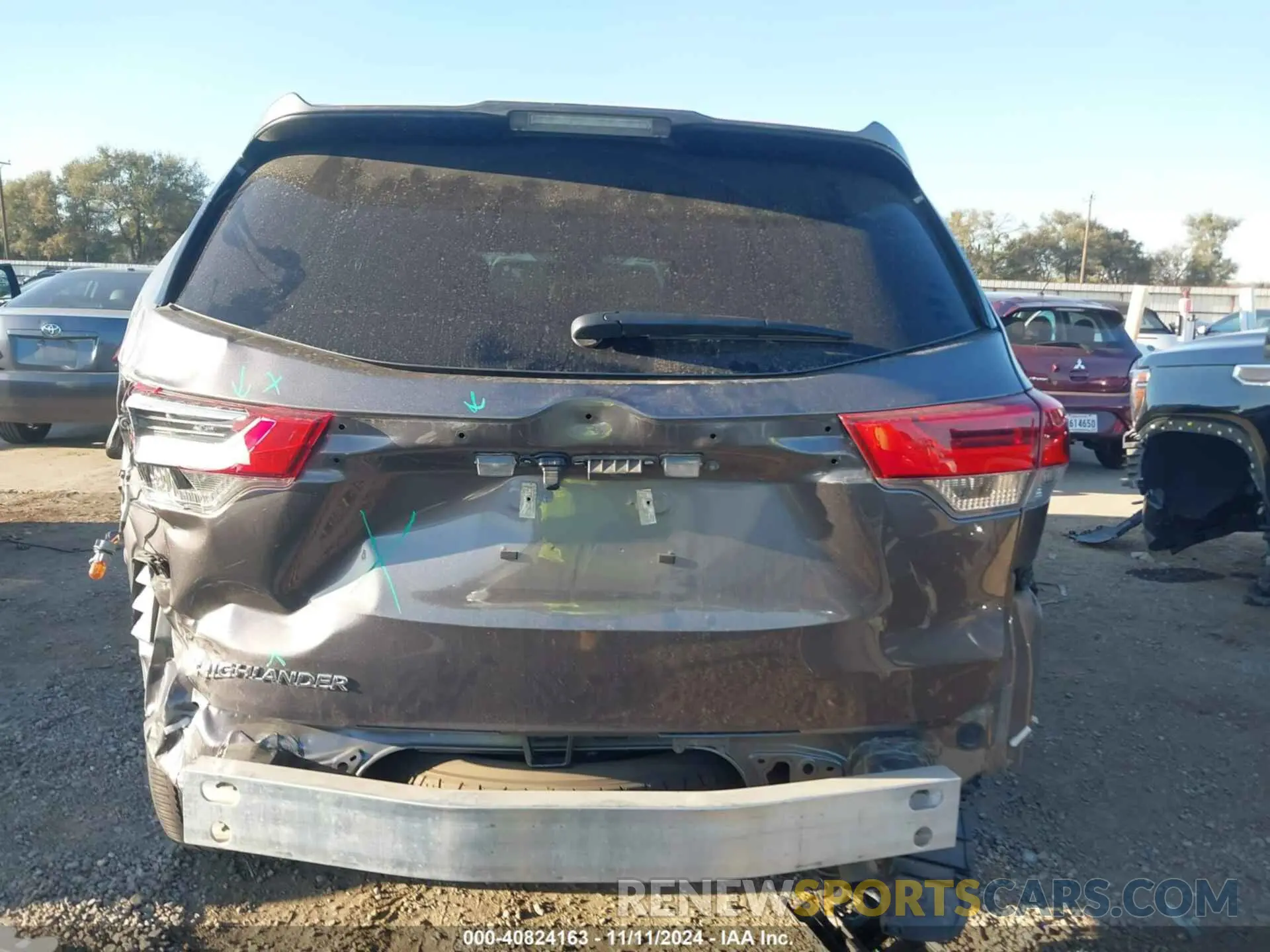 17 Photograph of a damaged car 5TDZARFH0KS059636 TOYOTA HIGHLANDER 2019