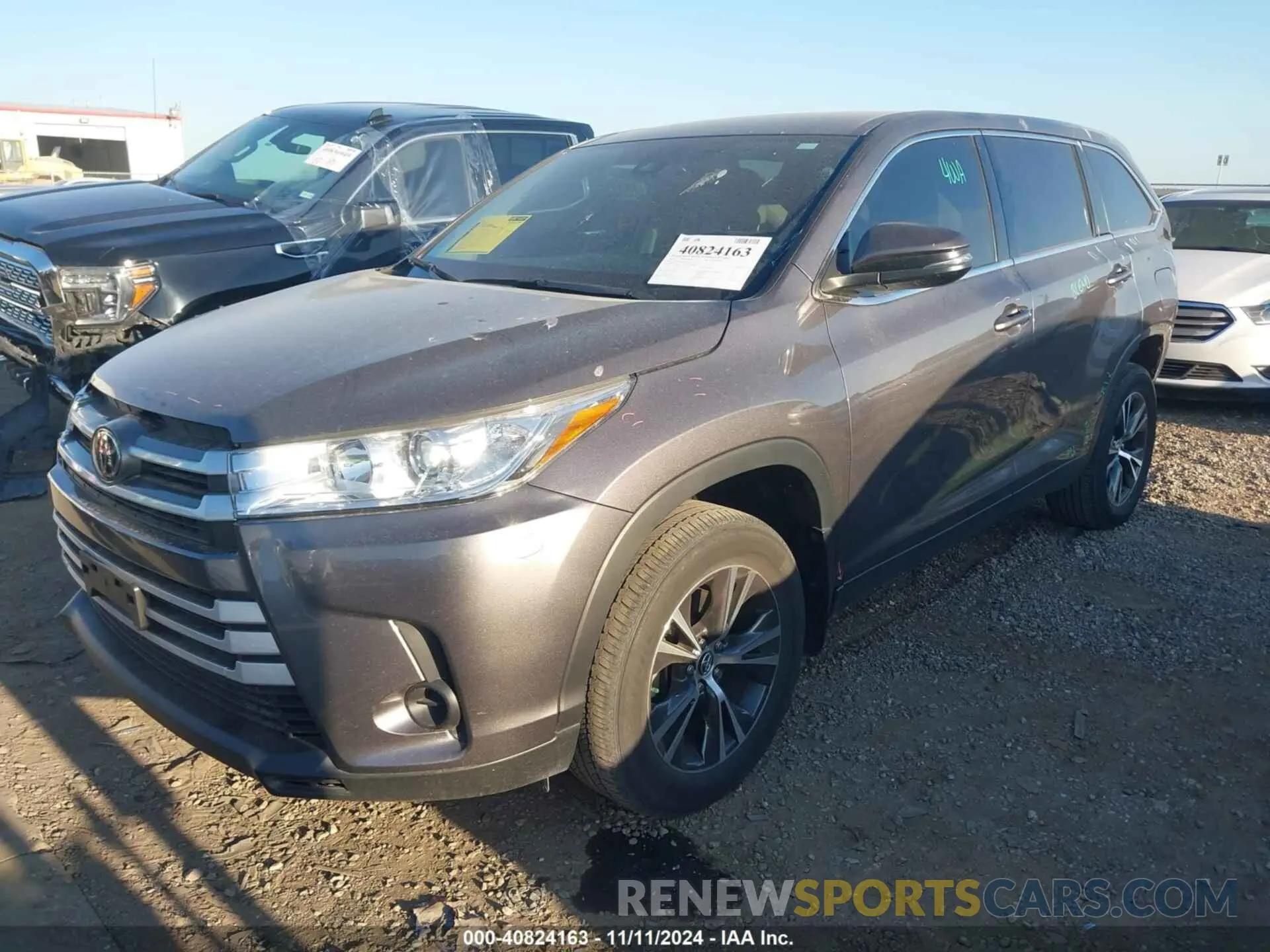 2 Photograph of a damaged car 5TDZARFH0KS059636 TOYOTA HIGHLANDER 2019
