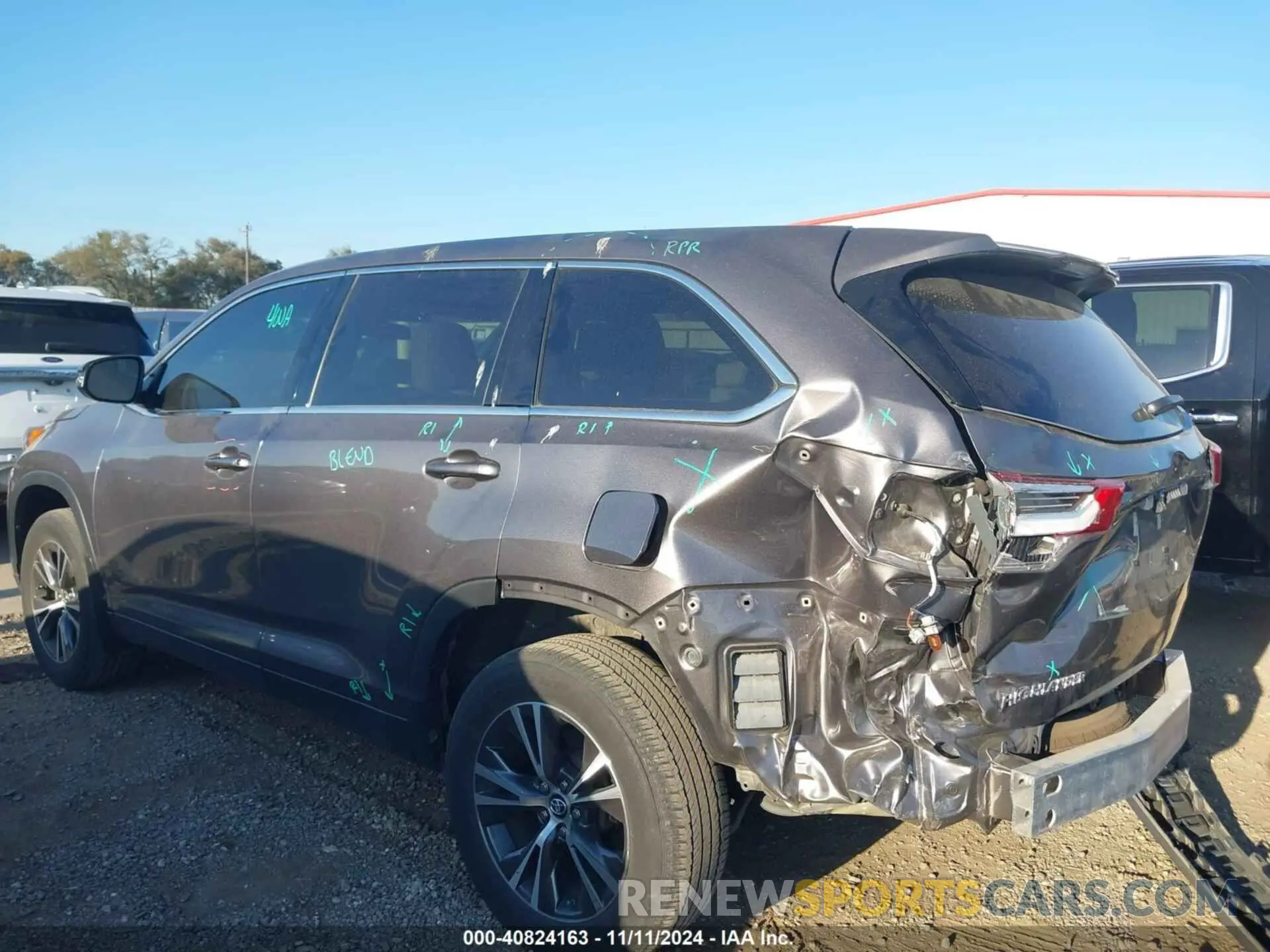 3 Photograph of a damaged car 5TDZARFH0KS059636 TOYOTA HIGHLANDER 2019