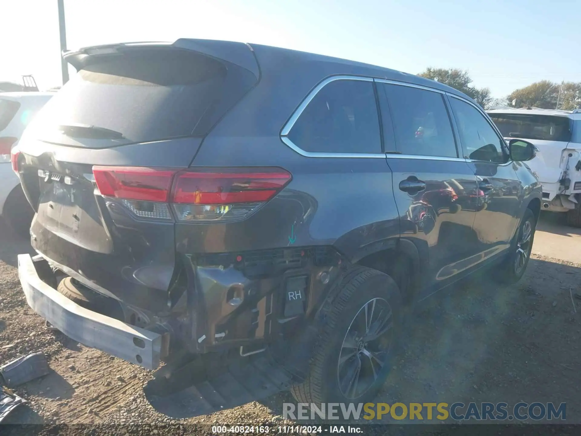 4 Photograph of a damaged car 5TDZARFH0KS059636 TOYOTA HIGHLANDER 2019