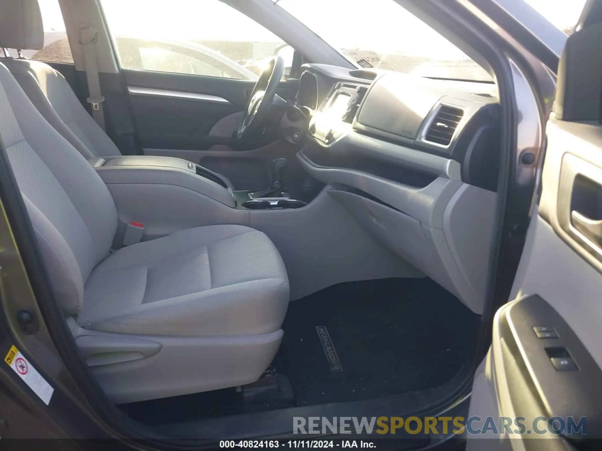 5 Photograph of a damaged car 5TDZARFH0KS059636 TOYOTA HIGHLANDER 2019