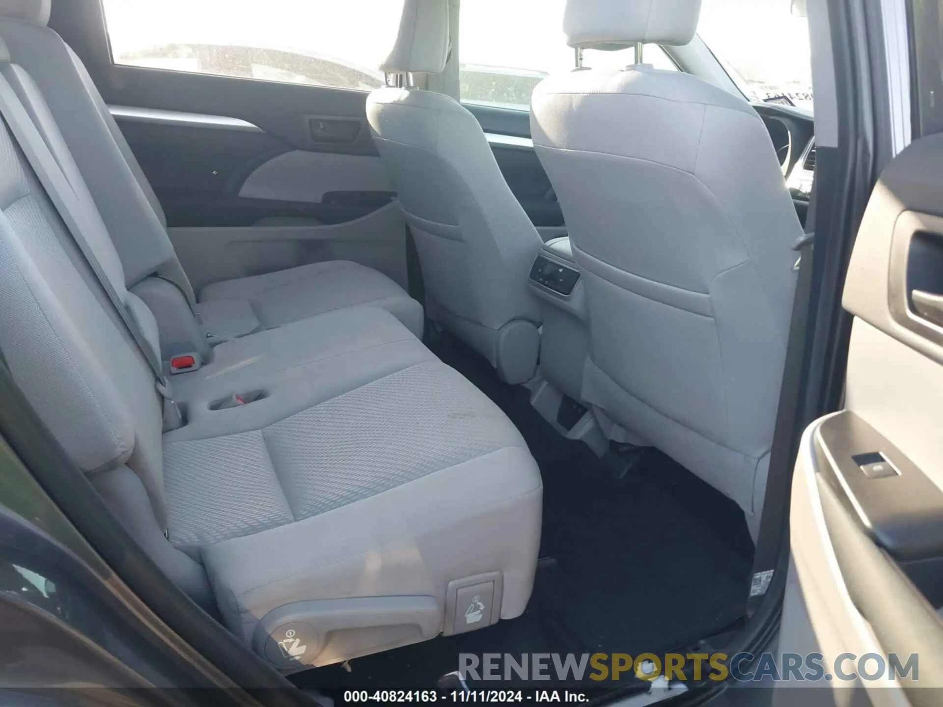 8 Photograph of a damaged car 5TDZARFH0KS059636 TOYOTA HIGHLANDER 2019