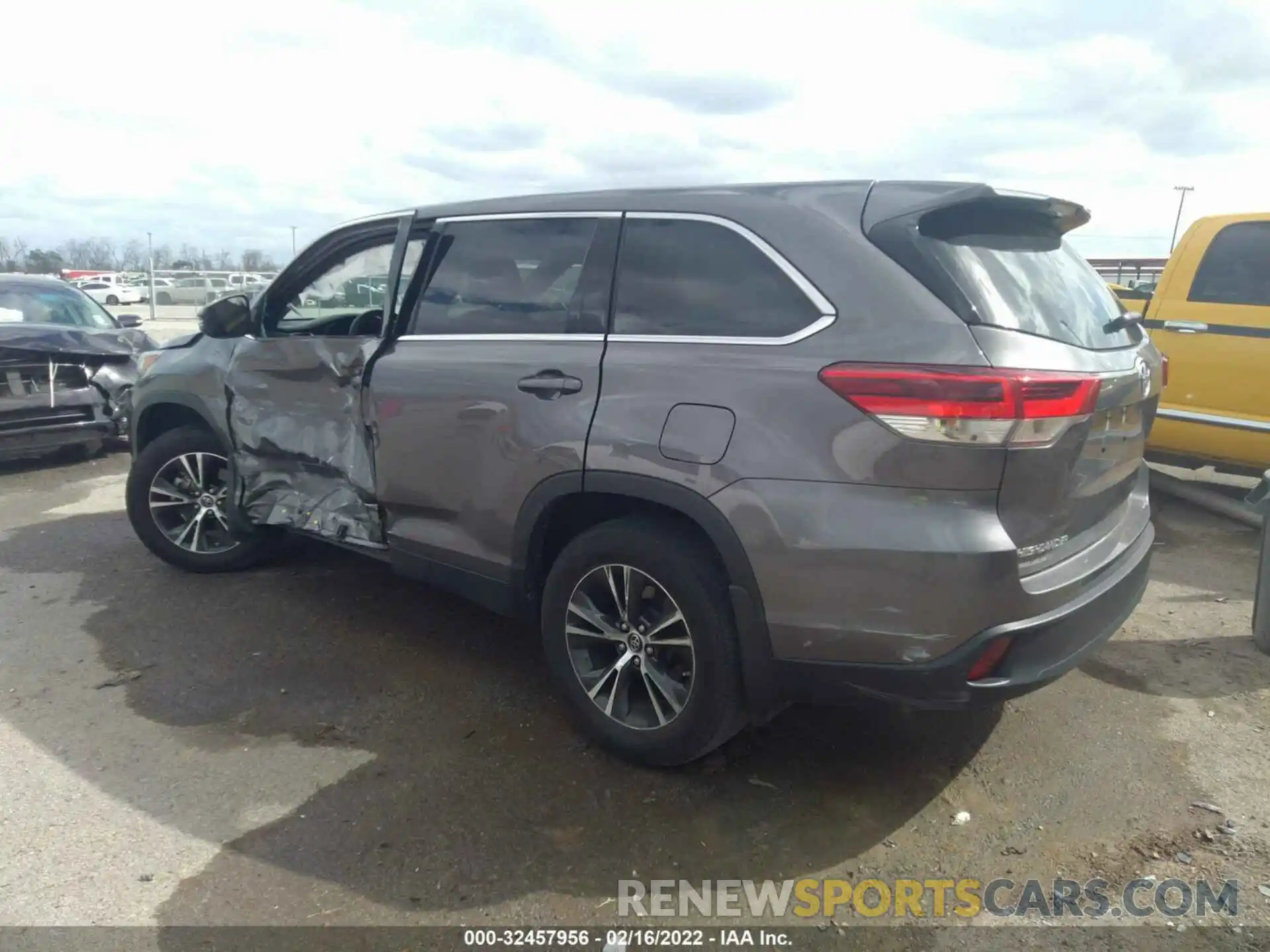 3 Photograph of a damaged car 5TDZARFH0KS059751 TOYOTA HIGHLANDER 2019