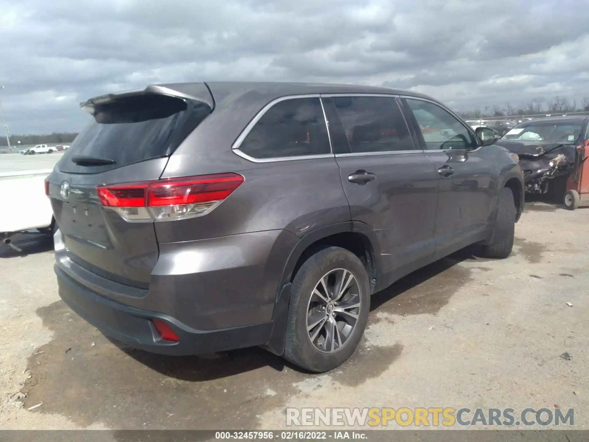 4 Photograph of a damaged car 5TDZARFH0KS059751 TOYOTA HIGHLANDER 2019