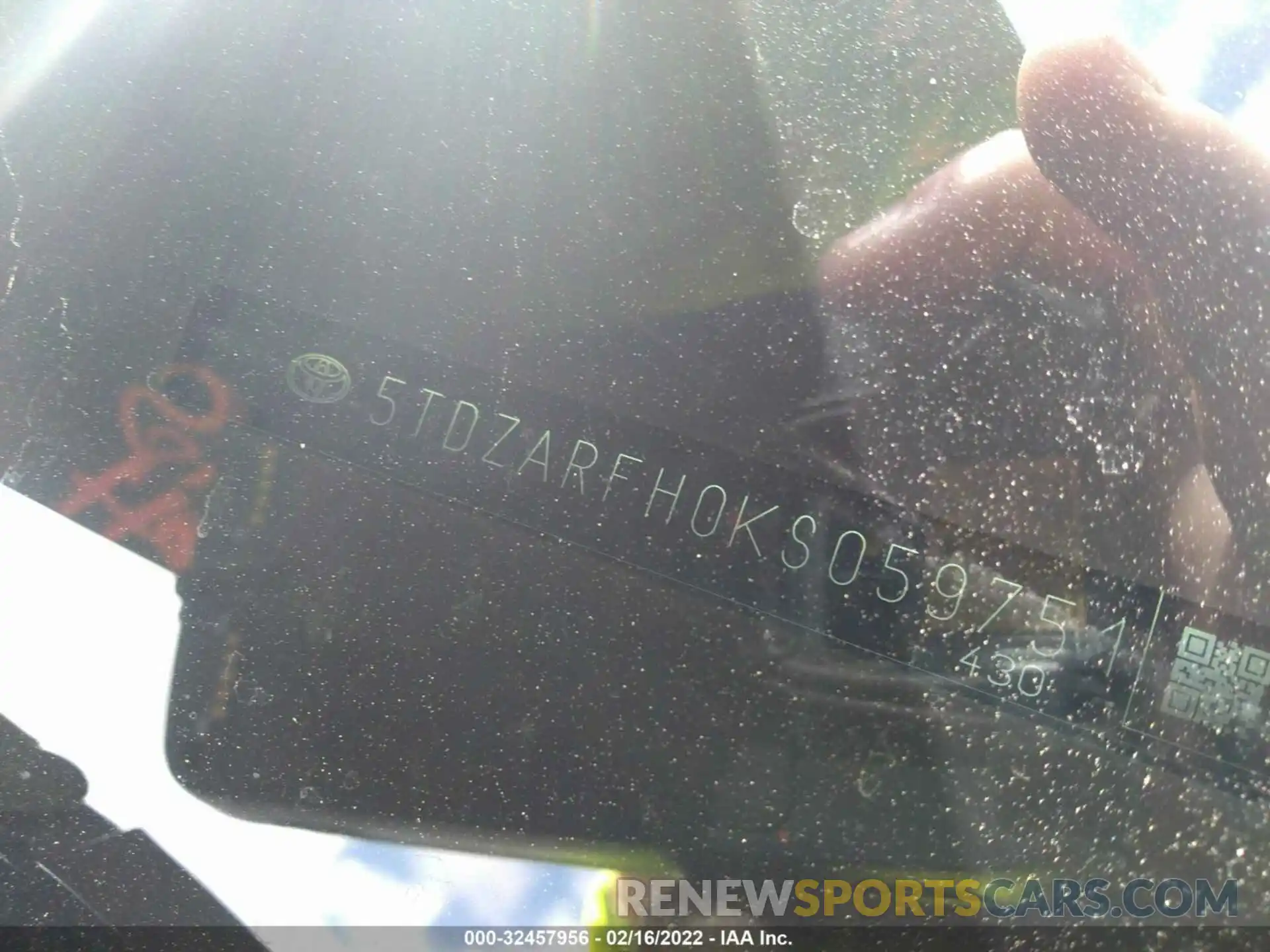 9 Photograph of a damaged car 5TDZARFH0KS059751 TOYOTA HIGHLANDER 2019