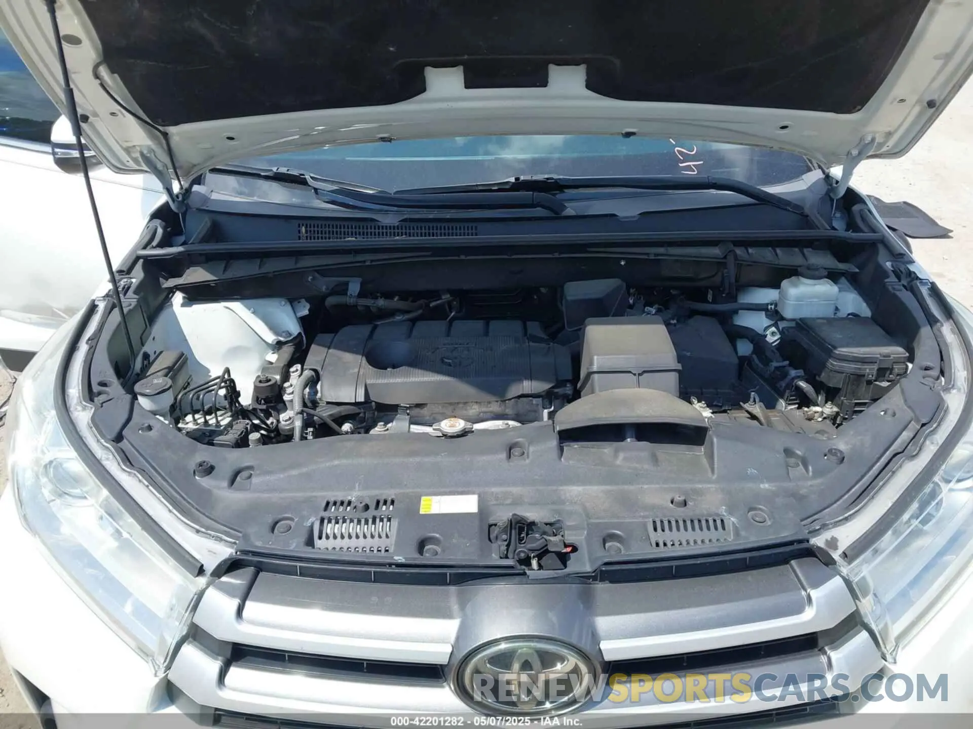 10 Photograph of a damaged car 5TDZARFH0KS060236 TOYOTA HIGHLANDER 2019