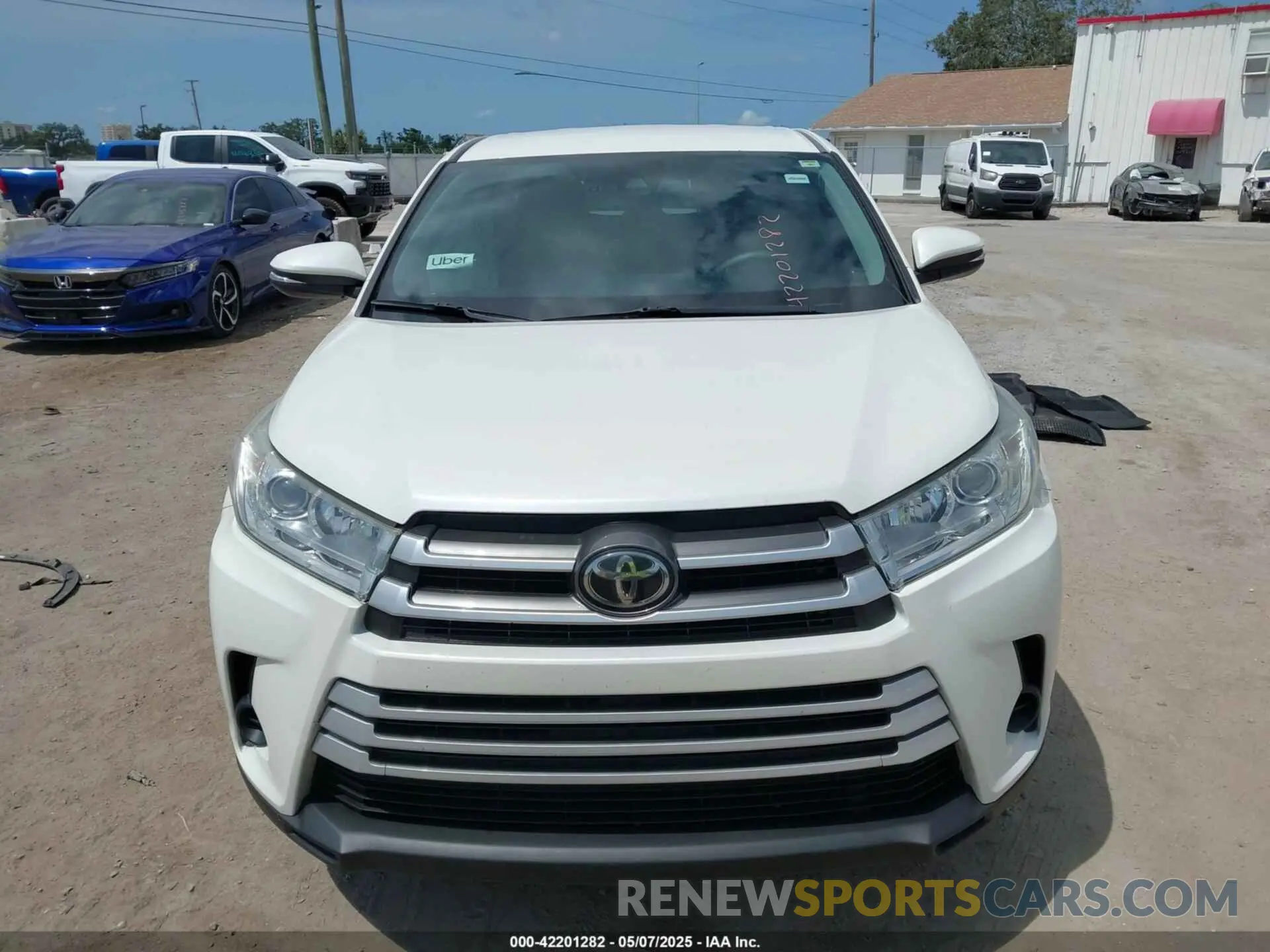 11 Photograph of a damaged car 5TDZARFH0KS060236 TOYOTA HIGHLANDER 2019