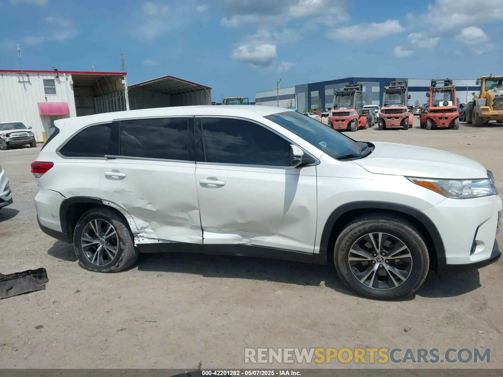 12 Photograph of a damaged car 5TDZARFH0KS060236 TOYOTA HIGHLANDER 2019