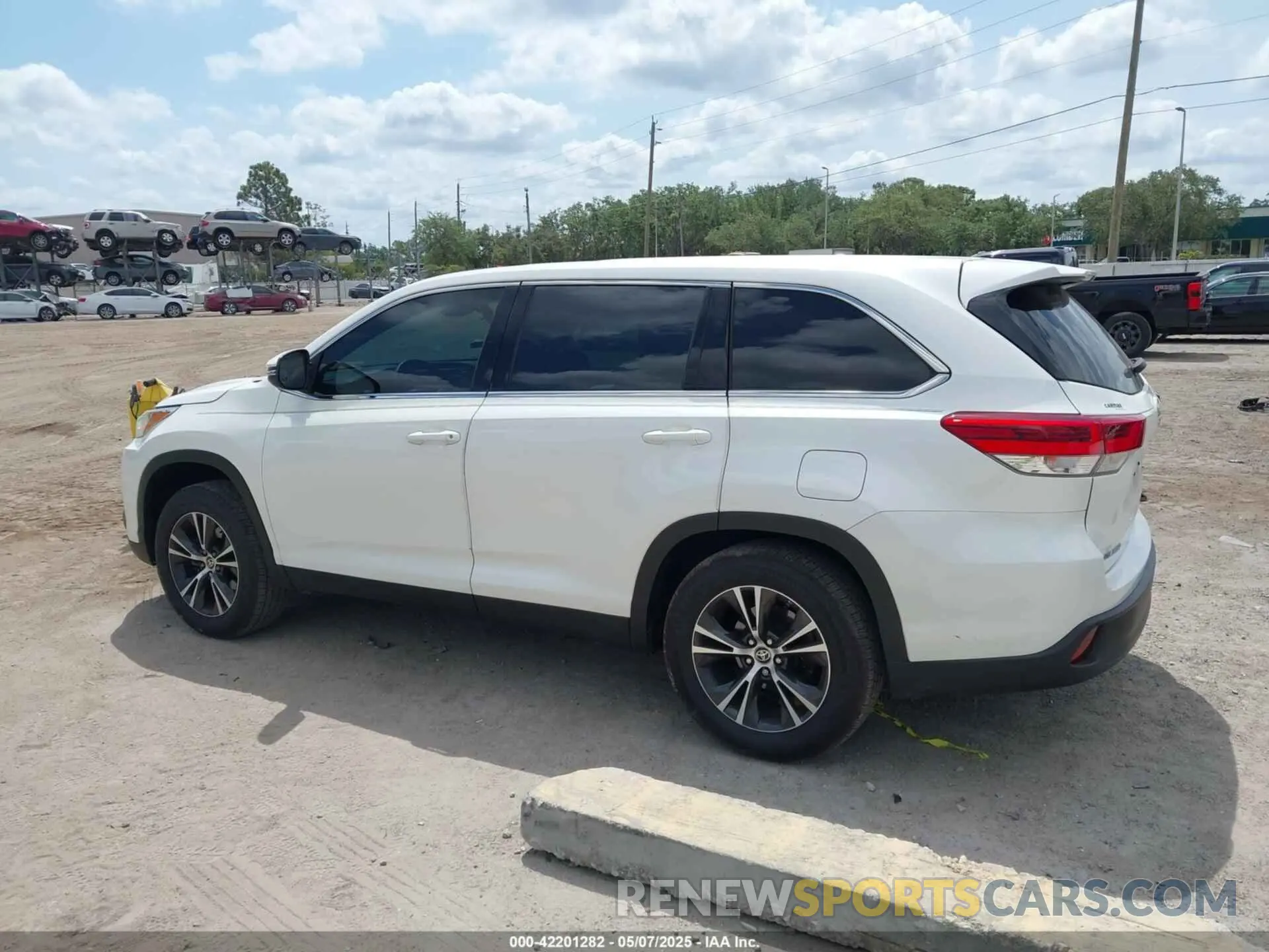 13 Photograph of a damaged car 5TDZARFH0KS060236 TOYOTA HIGHLANDER 2019
