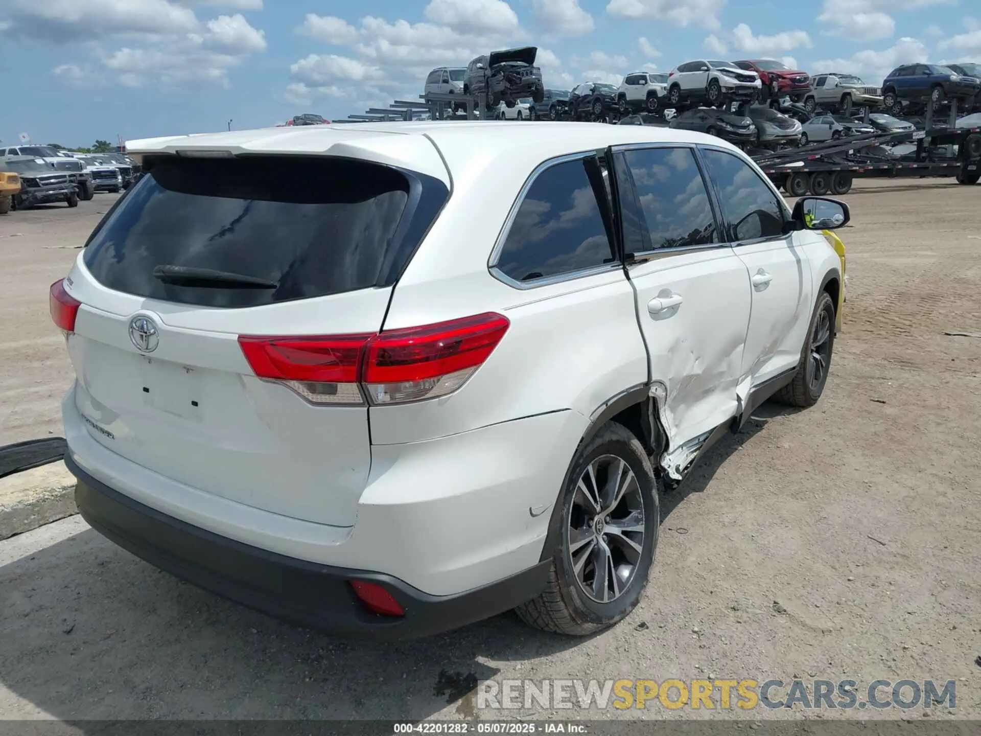 4 Photograph of a damaged car 5TDZARFH0KS060236 TOYOTA HIGHLANDER 2019