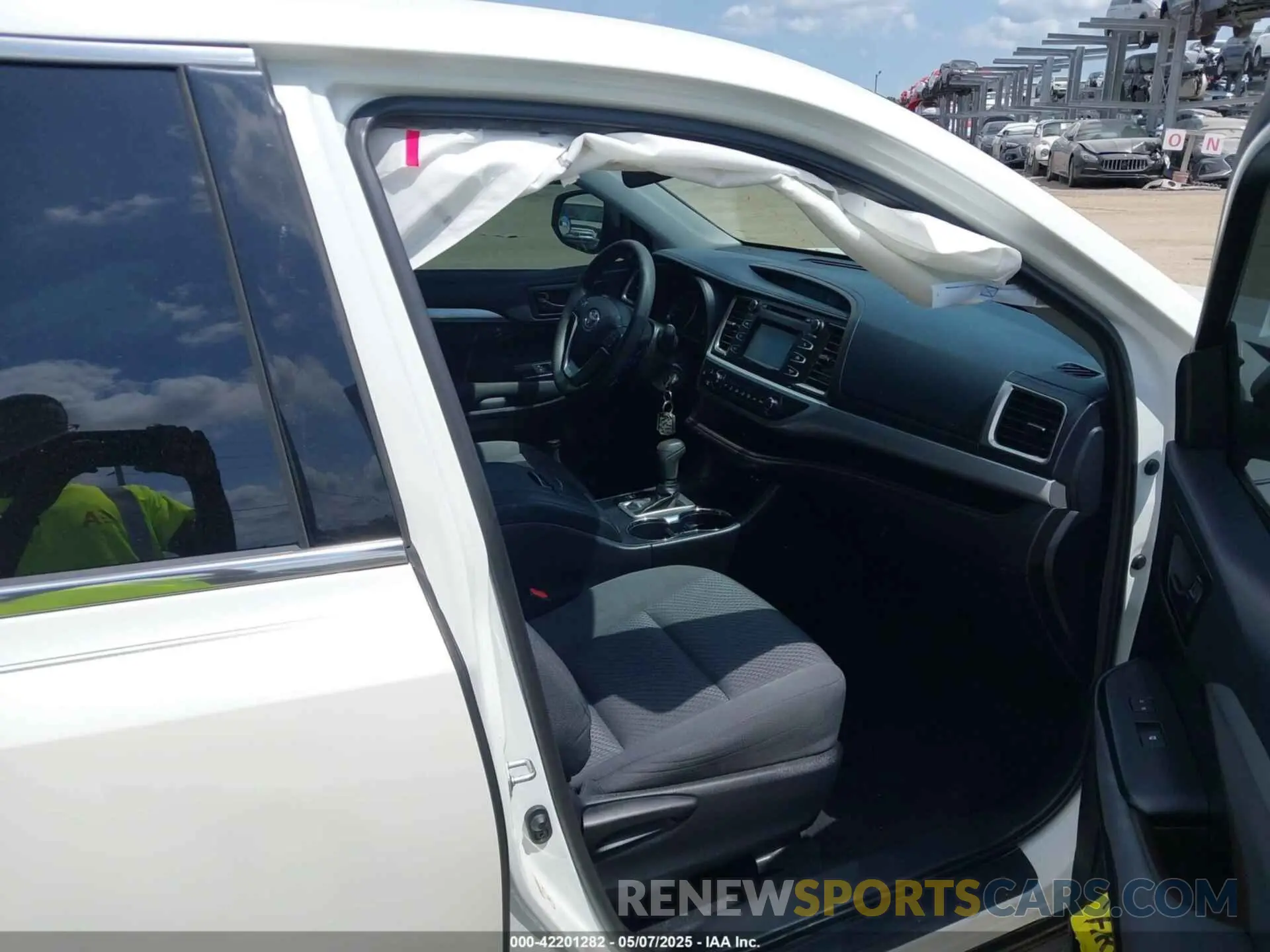 5 Photograph of a damaged car 5TDZARFH0KS060236 TOYOTA HIGHLANDER 2019