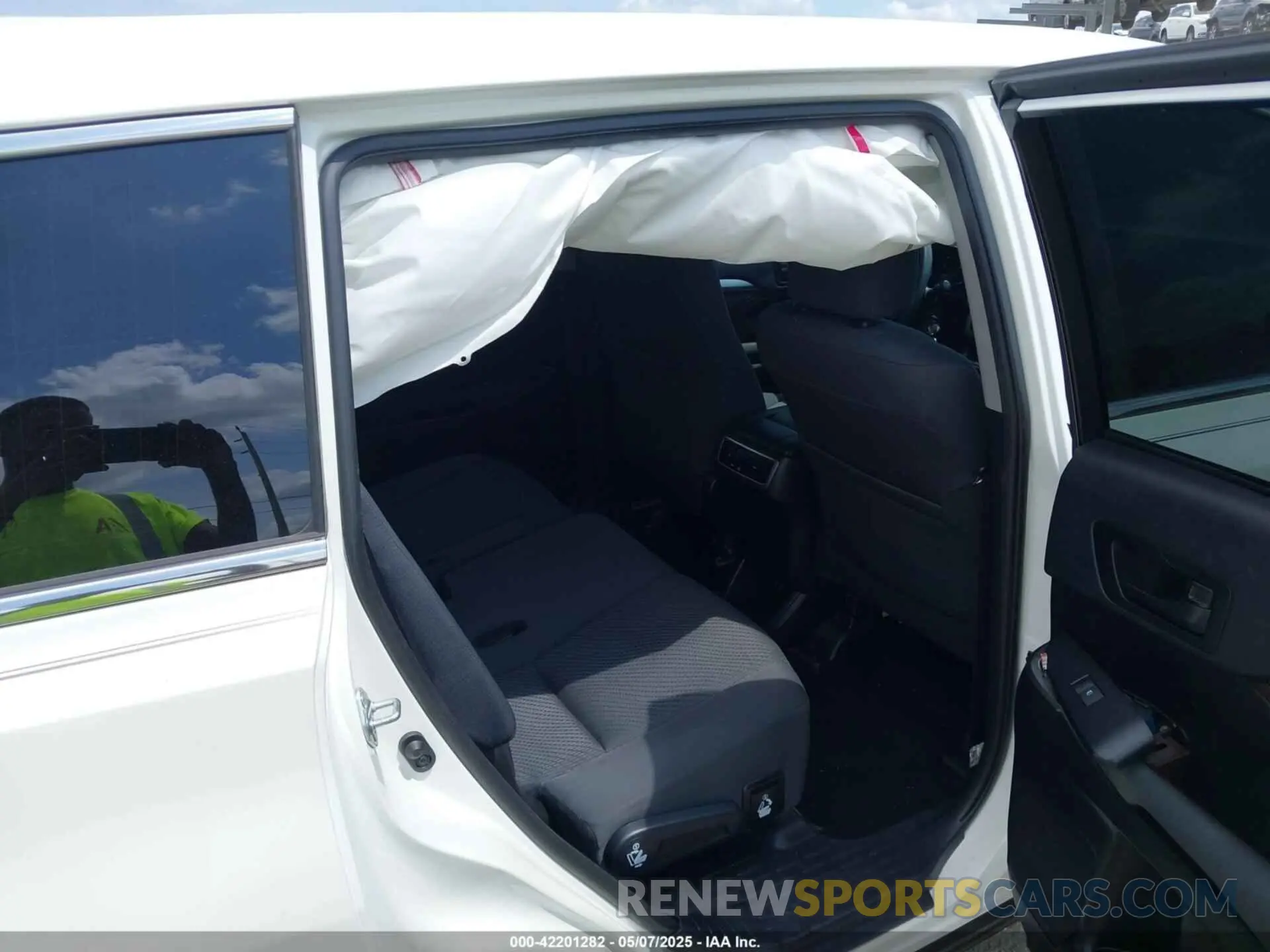 8 Photograph of a damaged car 5TDZARFH0KS060236 TOYOTA HIGHLANDER 2019