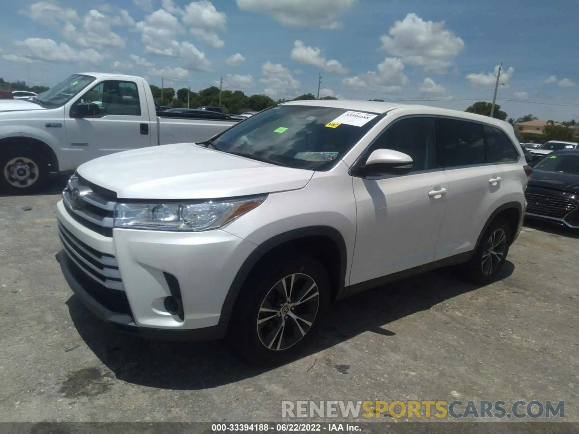 2 Photograph of a damaged car 5TDZARFH0KS060267 TOYOTA HIGHLANDER 2019