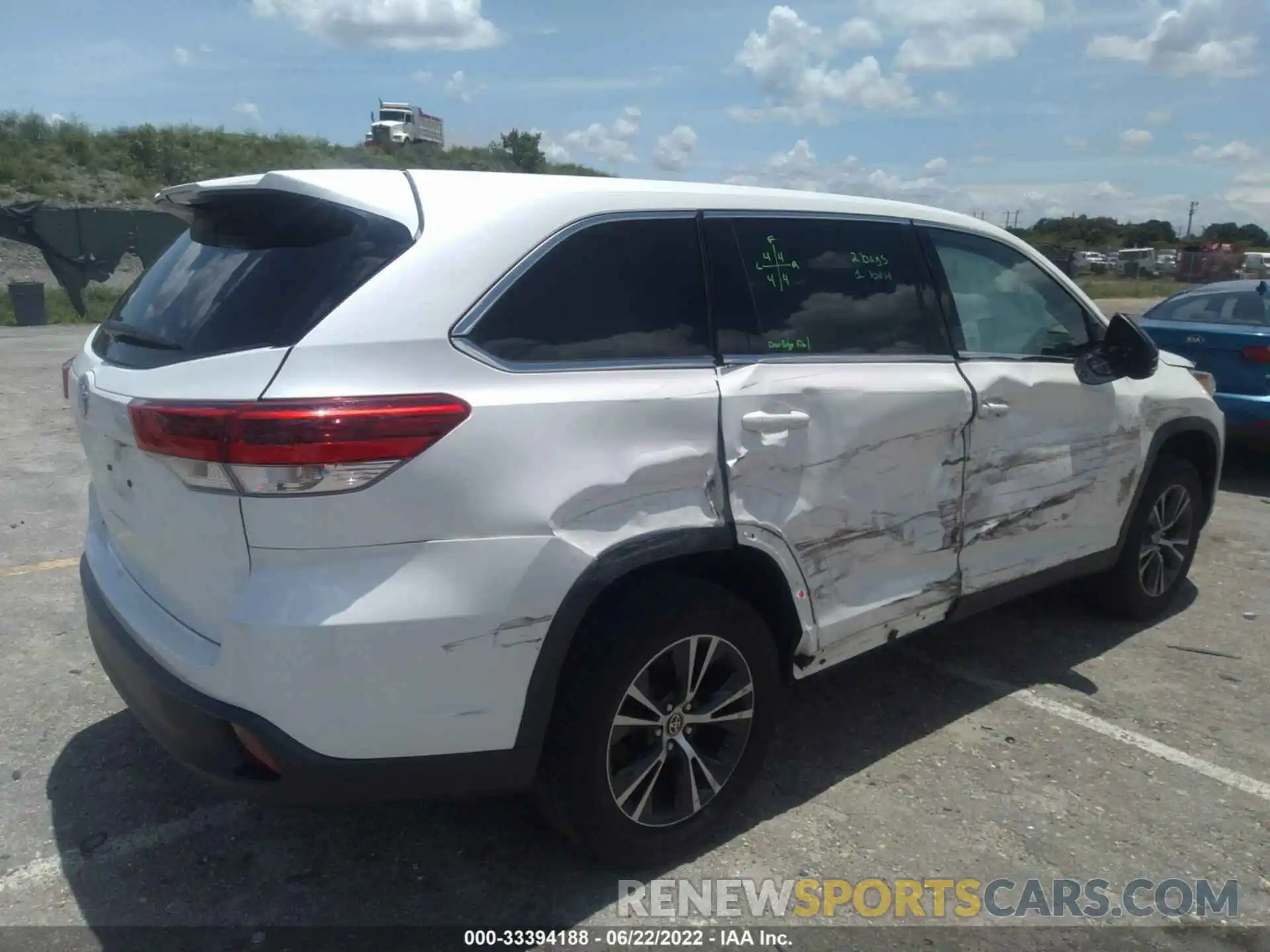 4 Photograph of a damaged car 5TDZARFH0KS060267 TOYOTA HIGHLANDER 2019