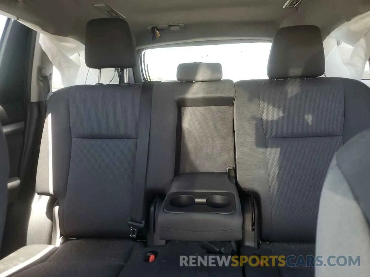 10 Photograph of a damaged car 5TDZARFH1KS045731 TOYOTA HIGHLANDER 2019