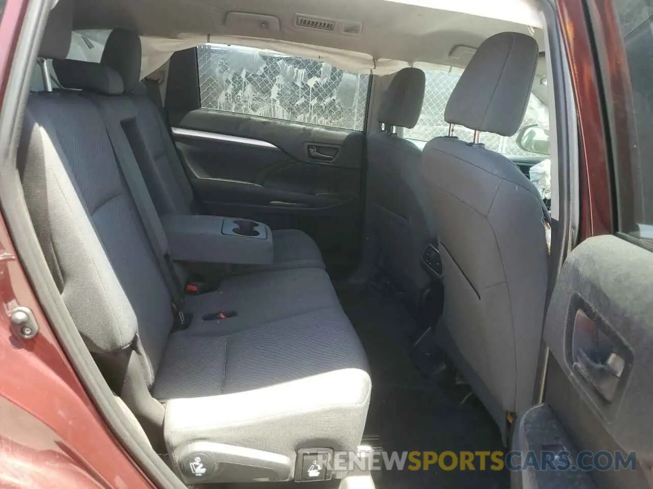 11 Photograph of a damaged car 5TDZARFH1KS045731 TOYOTA HIGHLANDER 2019