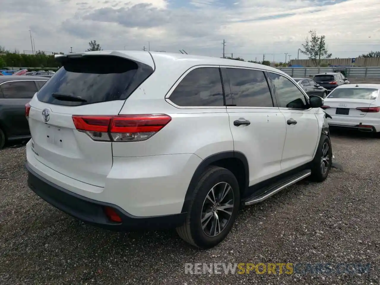 4 Photograph of a damaged car 5TDZARFH1KS046569 TOYOTA HIGHLANDER 2019