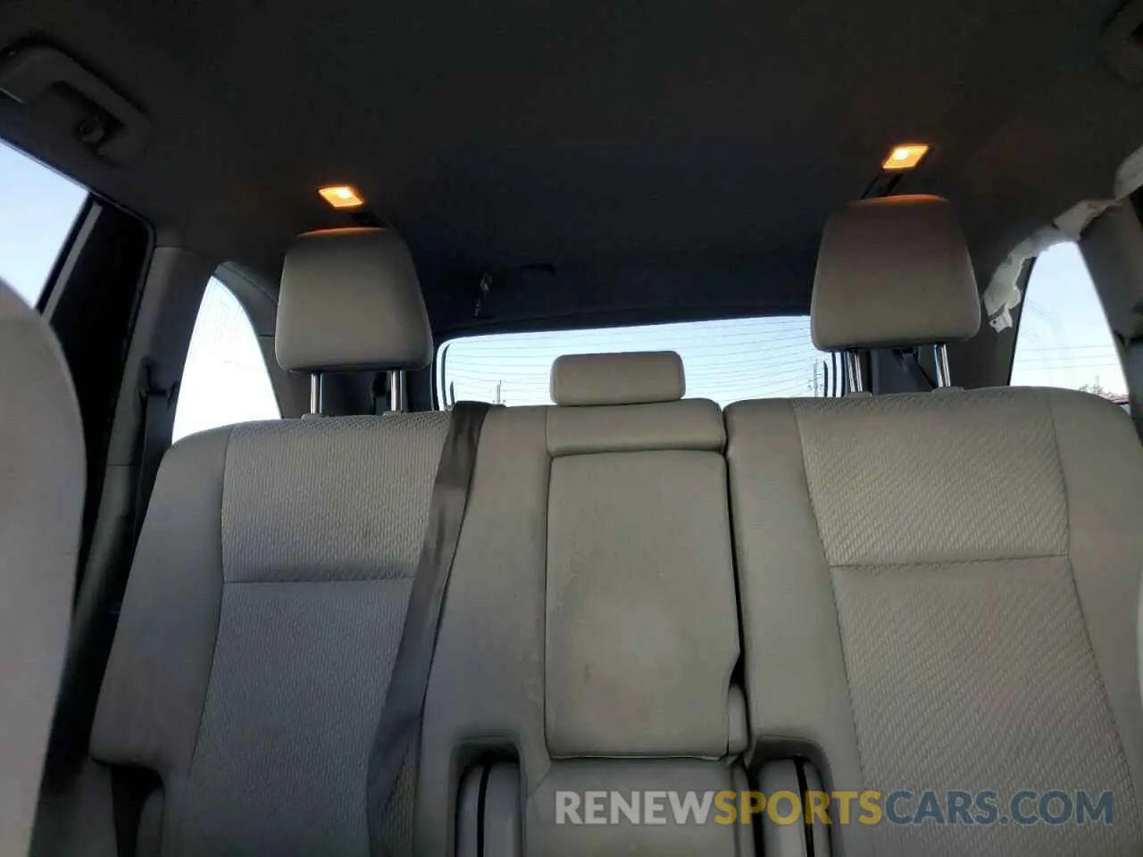 10 Photograph of a damaged car 5TDZARFH1KS048516 TOYOTA HIGHLANDER 2019