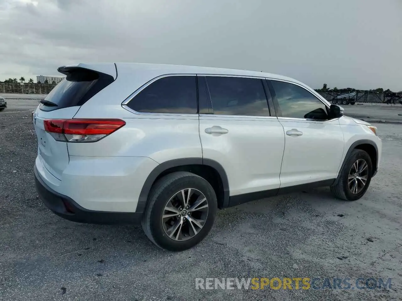 3 Photograph of a damaged car 5TDZARFH1KS048516 TOYOTA HIGHLANDER 2019