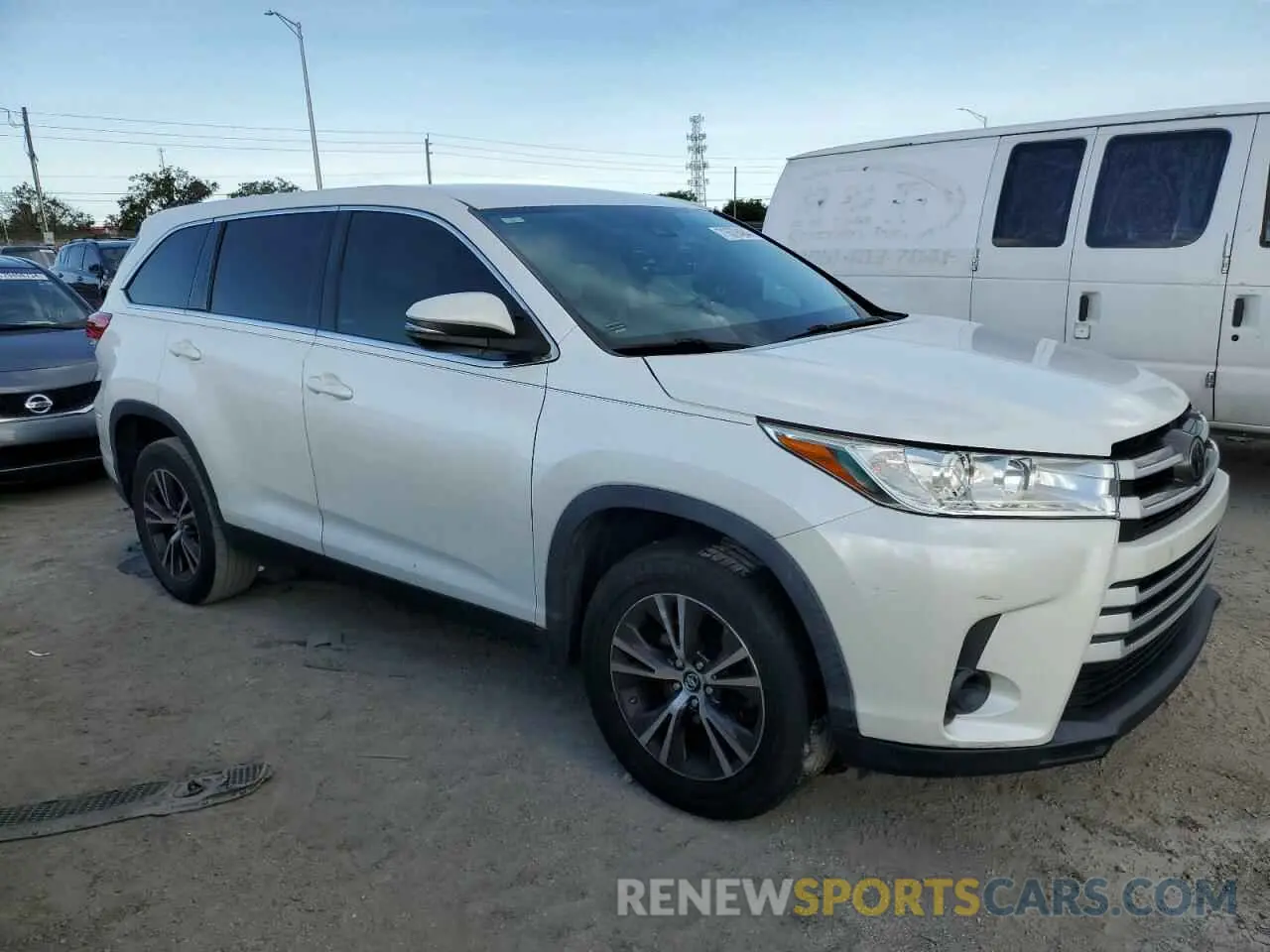 4 Photograph of a damaged car 5TDZARFH1KS048516 TOYOTA HIGHLANDER 2019