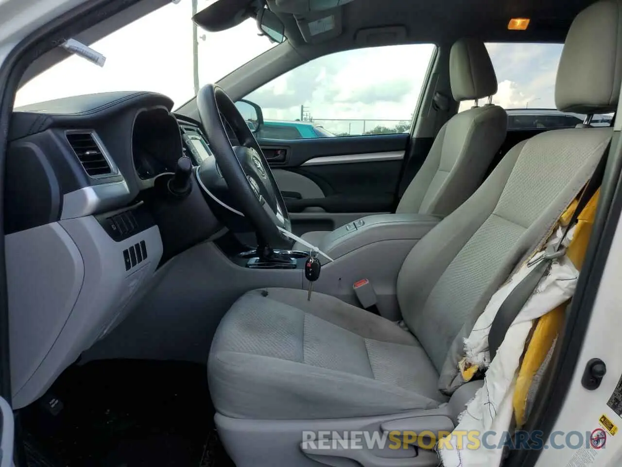 7 Photograph of a damaged car 5TDZARFH1KS048516 TOYOTA HIGHLANDER 2019