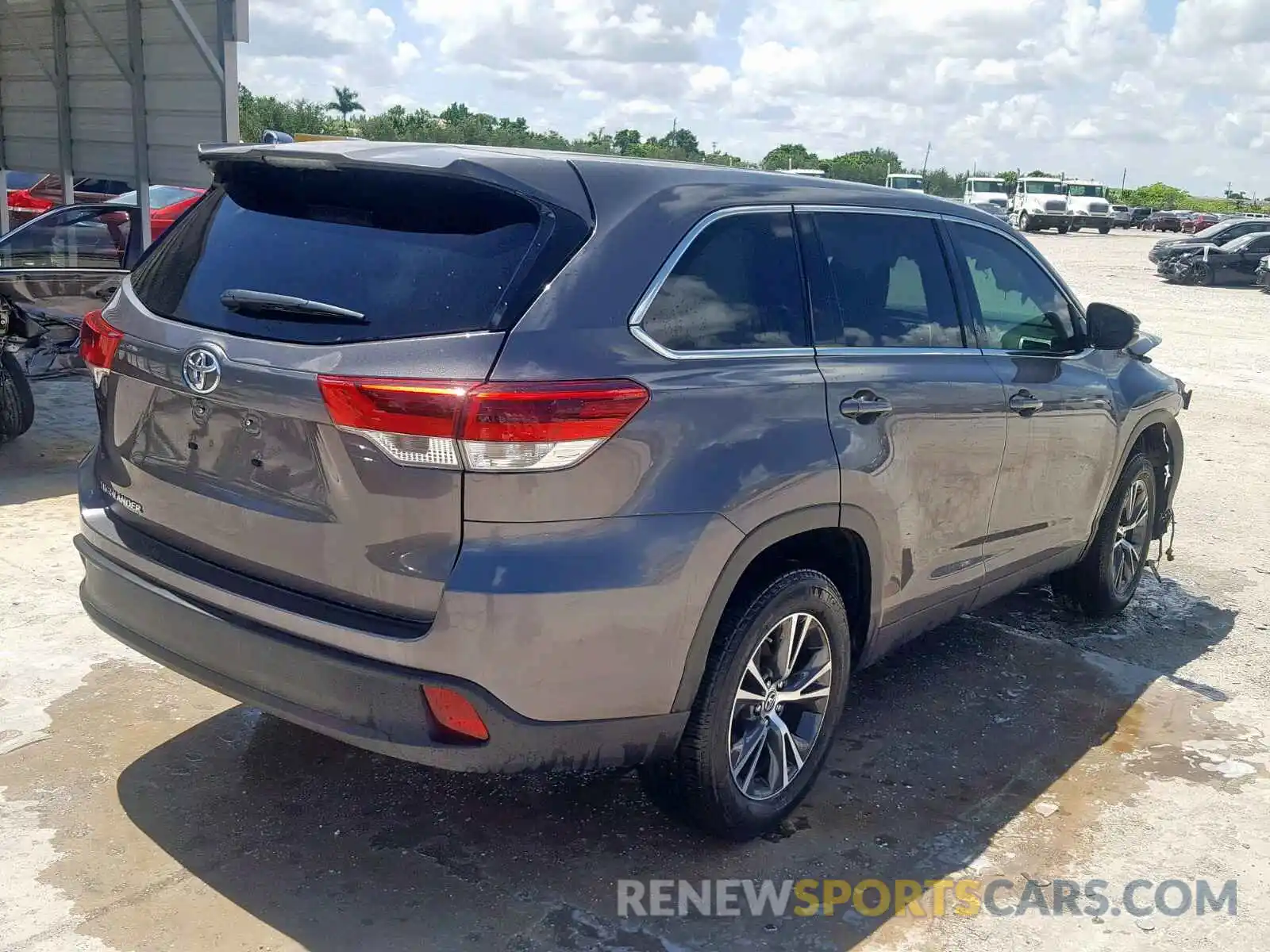 4 Photograph of a damaged car 5TDZARFH1KS050590 TOYOTA HIGHLANDER 2019