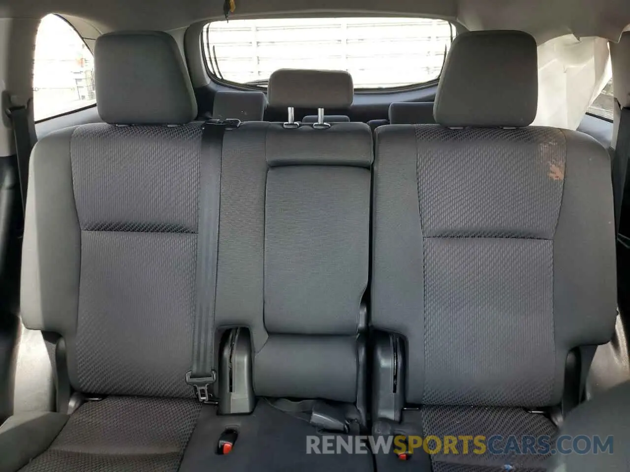 10 Photograph of a damaged car 5TDZARFH1KS050931 TOYOTA HIGHLANDER 2019