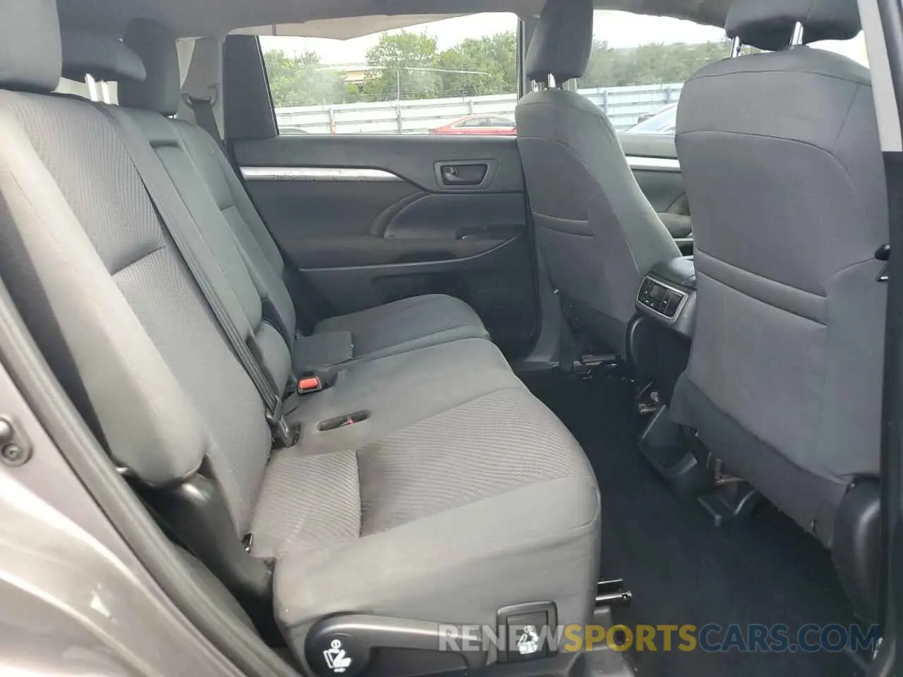 11 Photograph of a damaged car 5TDZARFH1KS050931 TOYOTA HIGHLANDER 2019