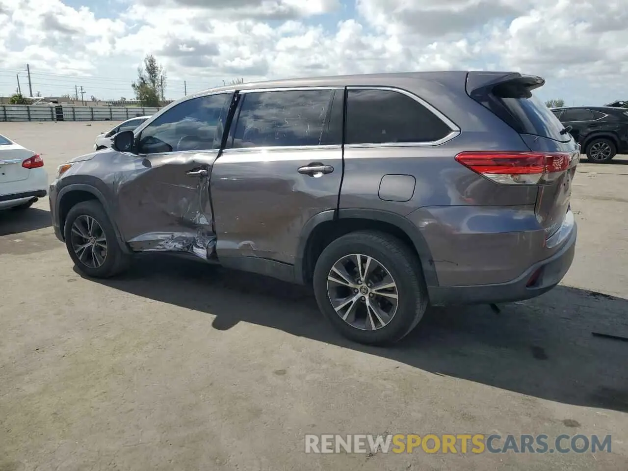 2 Photograph of a damaged car 5TDZARFH1KS050931 TOYOTA HIGHLANDER 2019