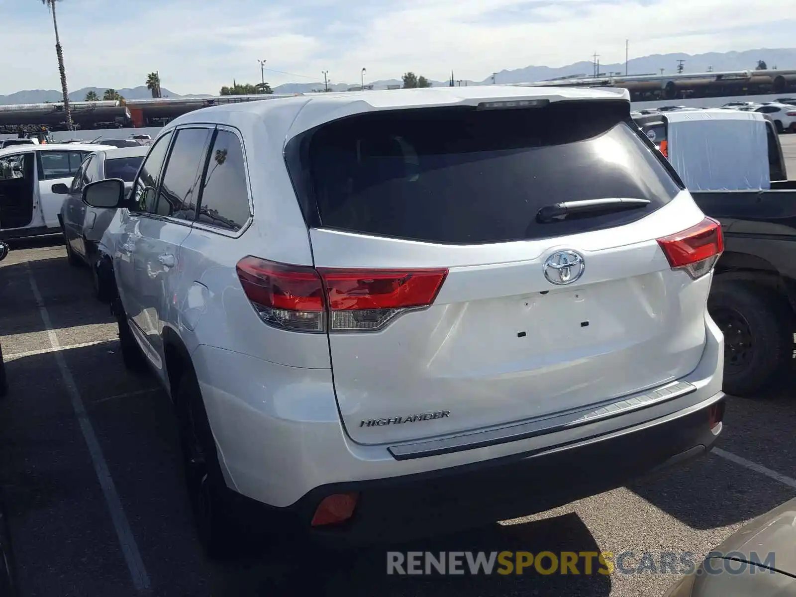 3 Photograph of a damaged car 5TDZARFH1KS052615 TOYOTA HIGHLANDER 2019