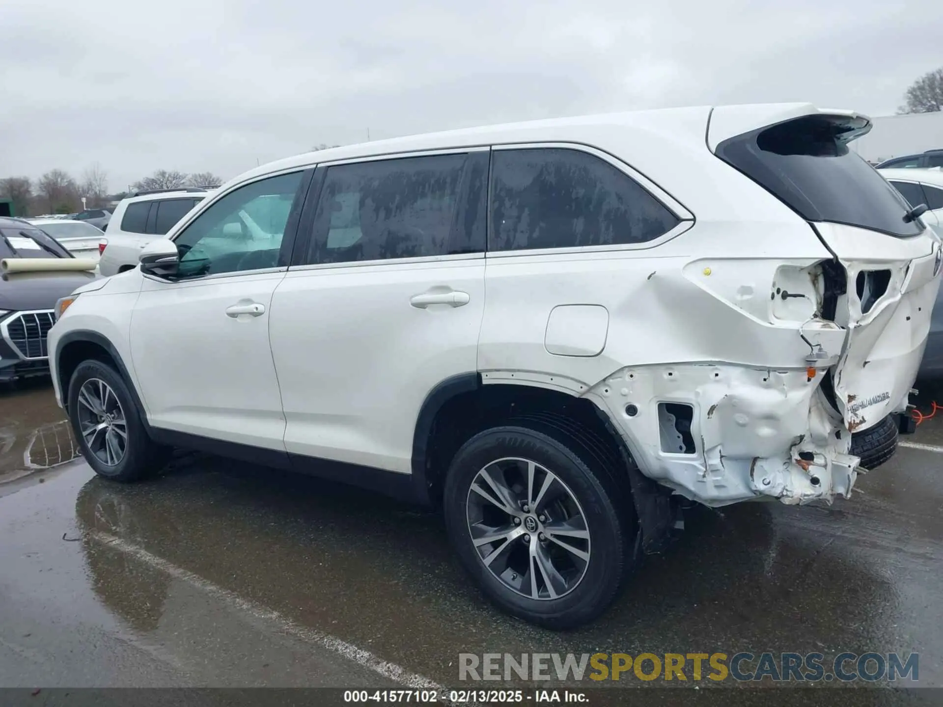 14 Photograph of a damaged car 5TDZARFH1KS055739 TOYOTA HIGHLANDER 2019