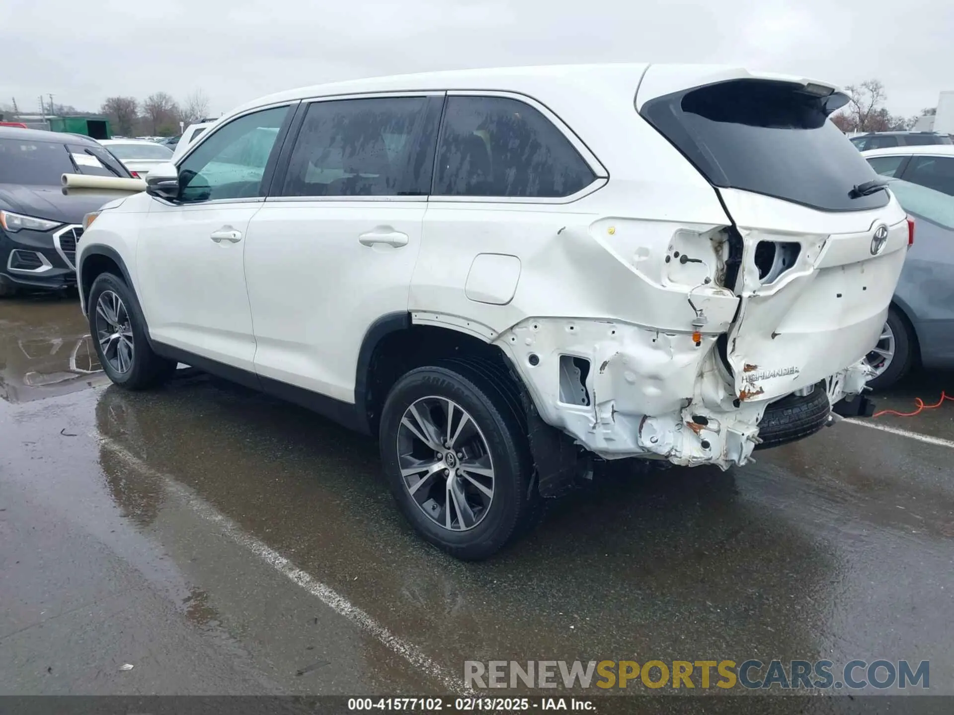 3 Photograph of a damaged car 5TDZARFH1KS055739 TOYOTA HIGHLANDER 2019
