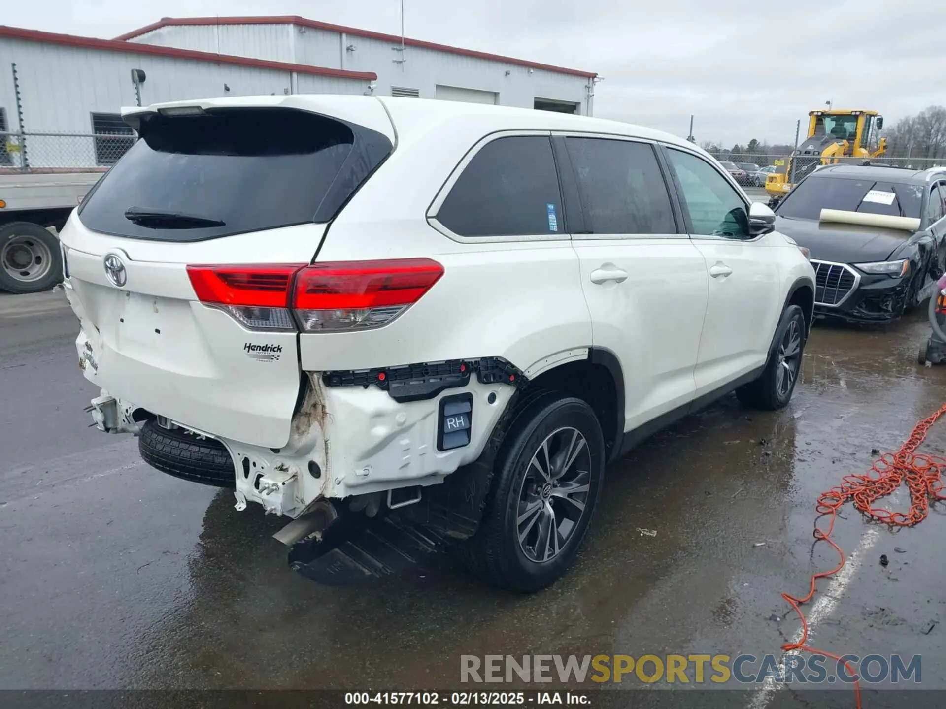 4 Photograph of a damaged car 5TDZARFH1KS055739 TOYOTA HIGHLANDER 2019