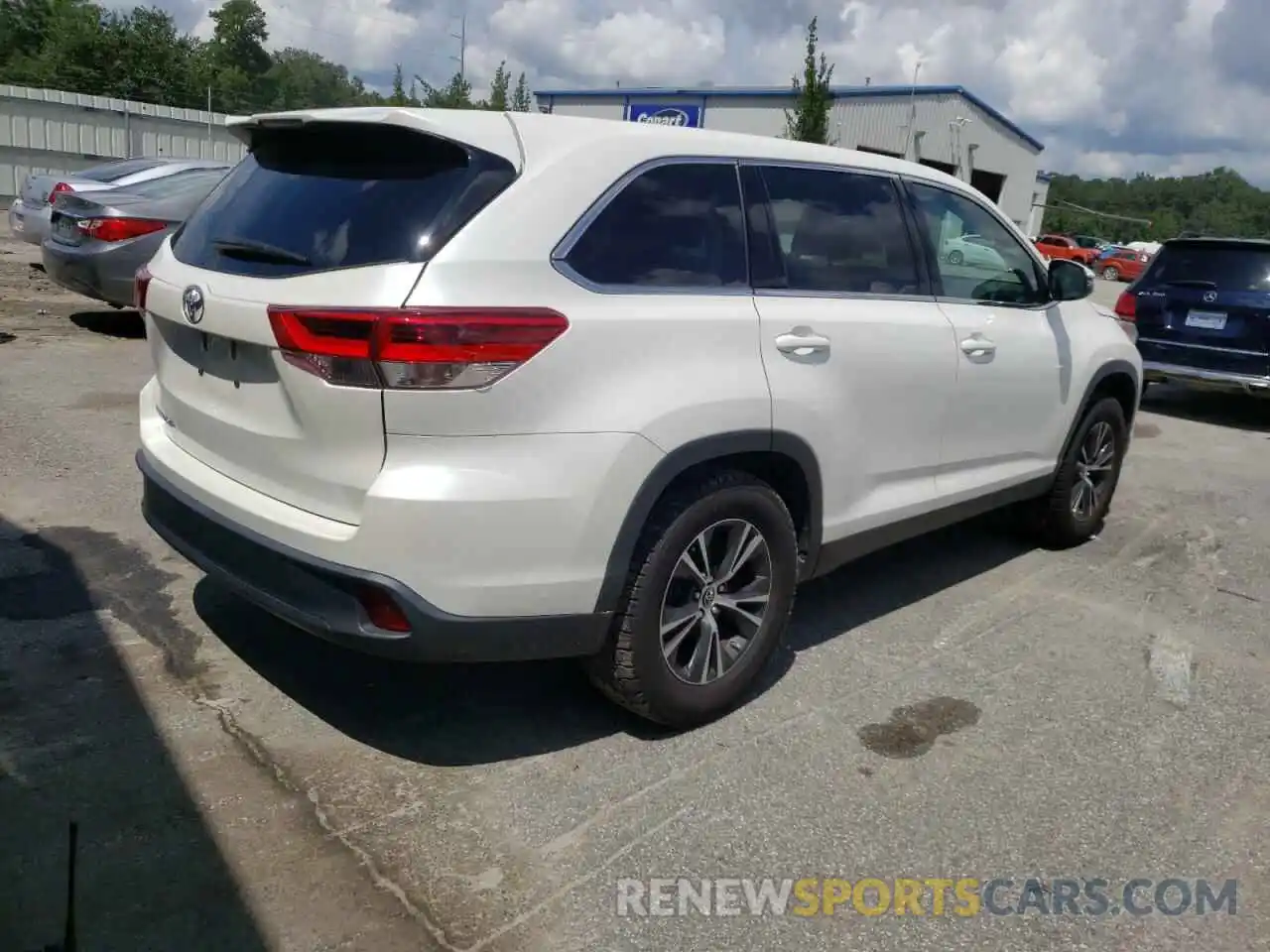 4 Photograph of a damaged car 5TDZARFH1KS056390 TOYOTA HIGHLANDER 2019