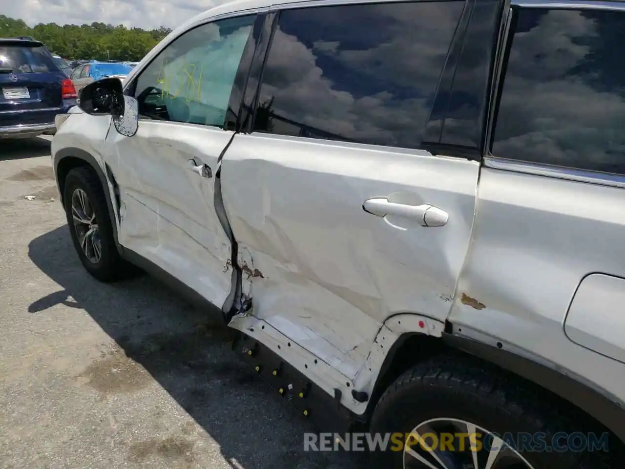 9 Photograph of a damaged car 5TDZARFH1KS056390 TOYOTA HIGHLANDER 2019