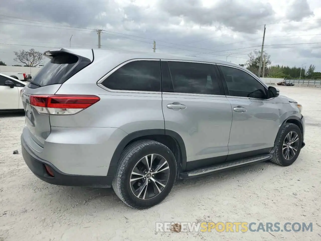 3 Photograph of a damaged car 5TDZARFH1KS057443 TOYOTA HIGHLANDER 2019