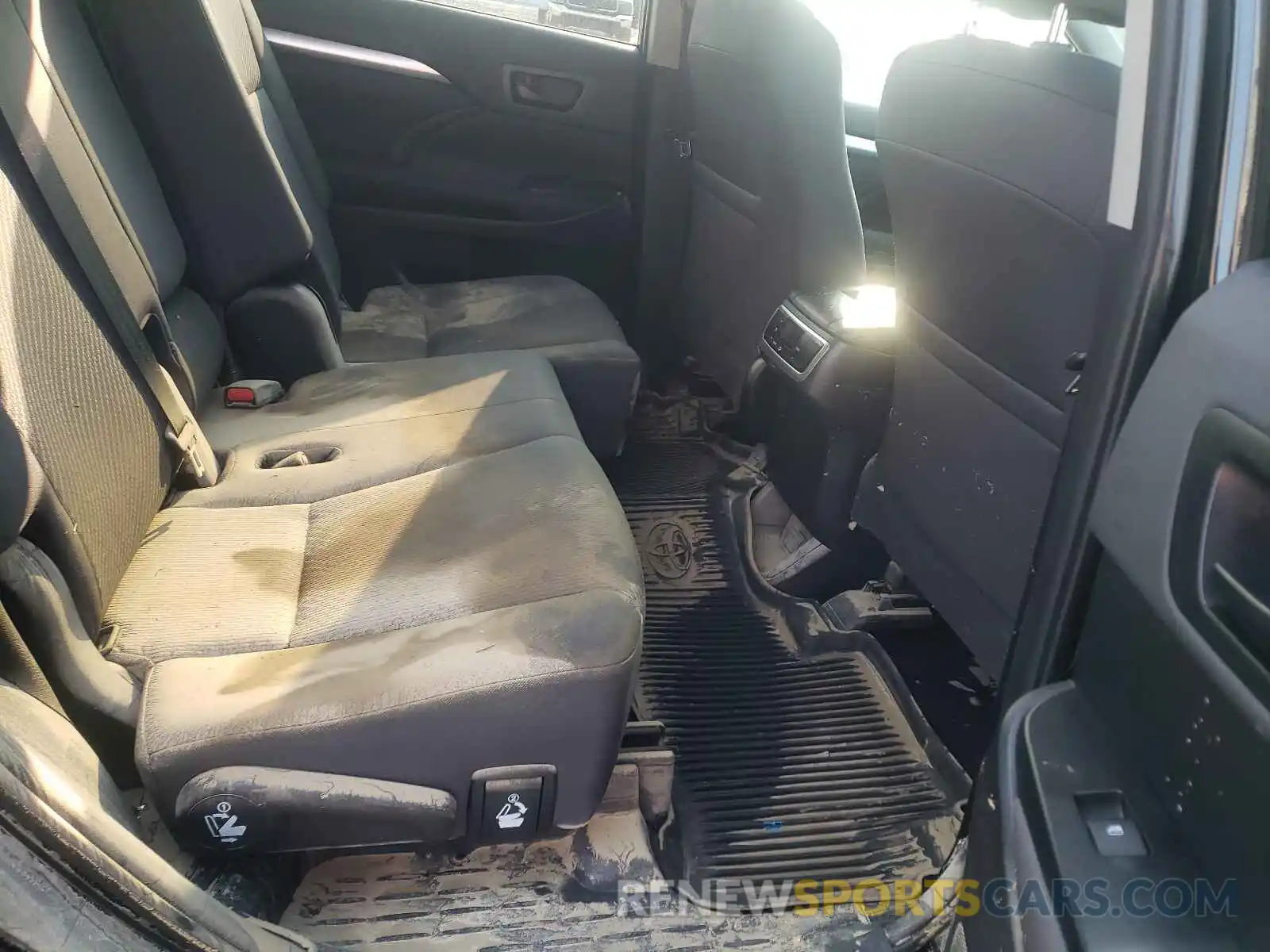 6 Photograph of a damaged car 5TDZARFH1KS059242 TOYOTA HIGHLANDER 2019