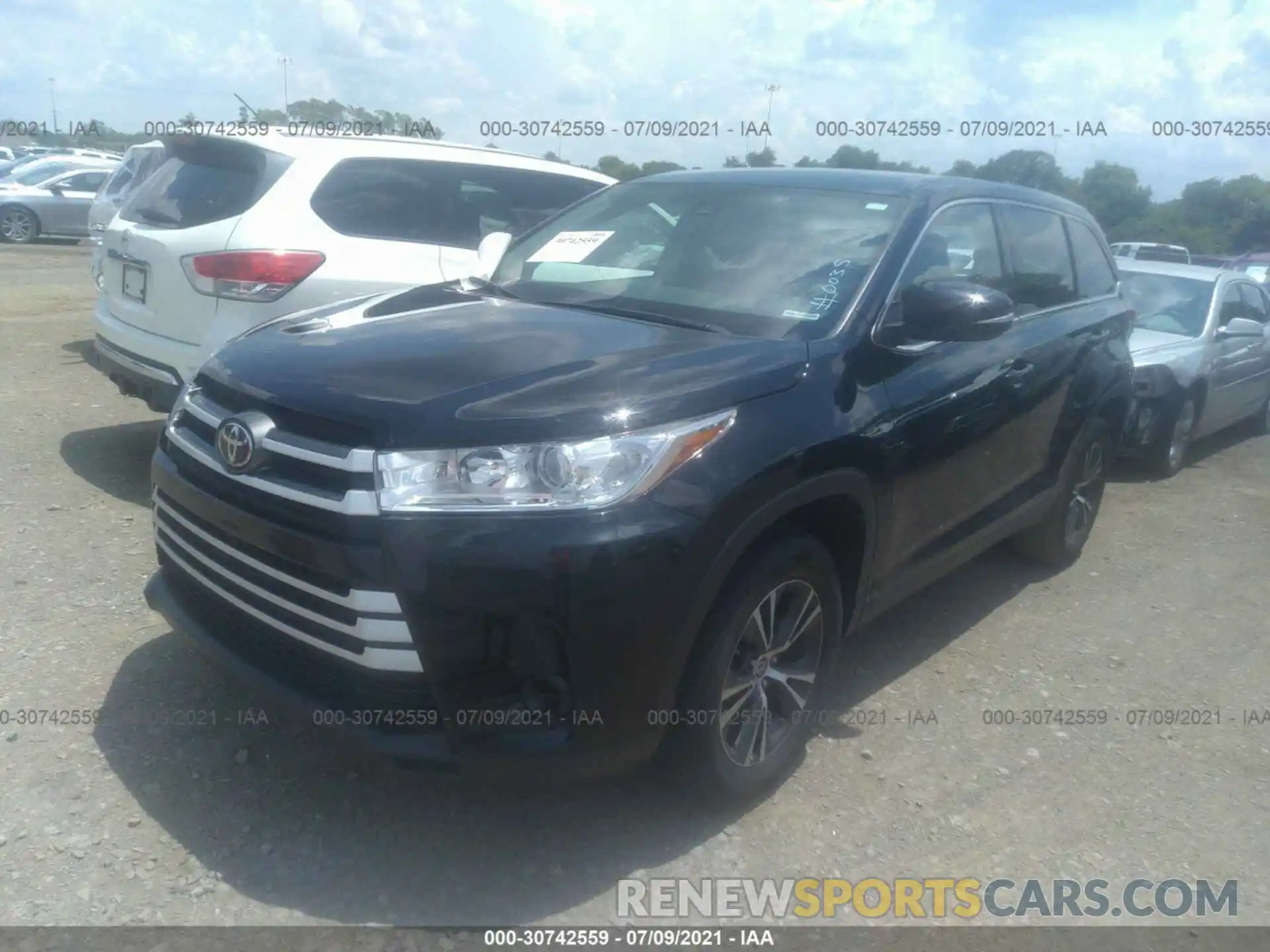 2 Photograph of a damaged car 5TDZARFH1KS060035 TOYOTA HIGHLANDER 2019