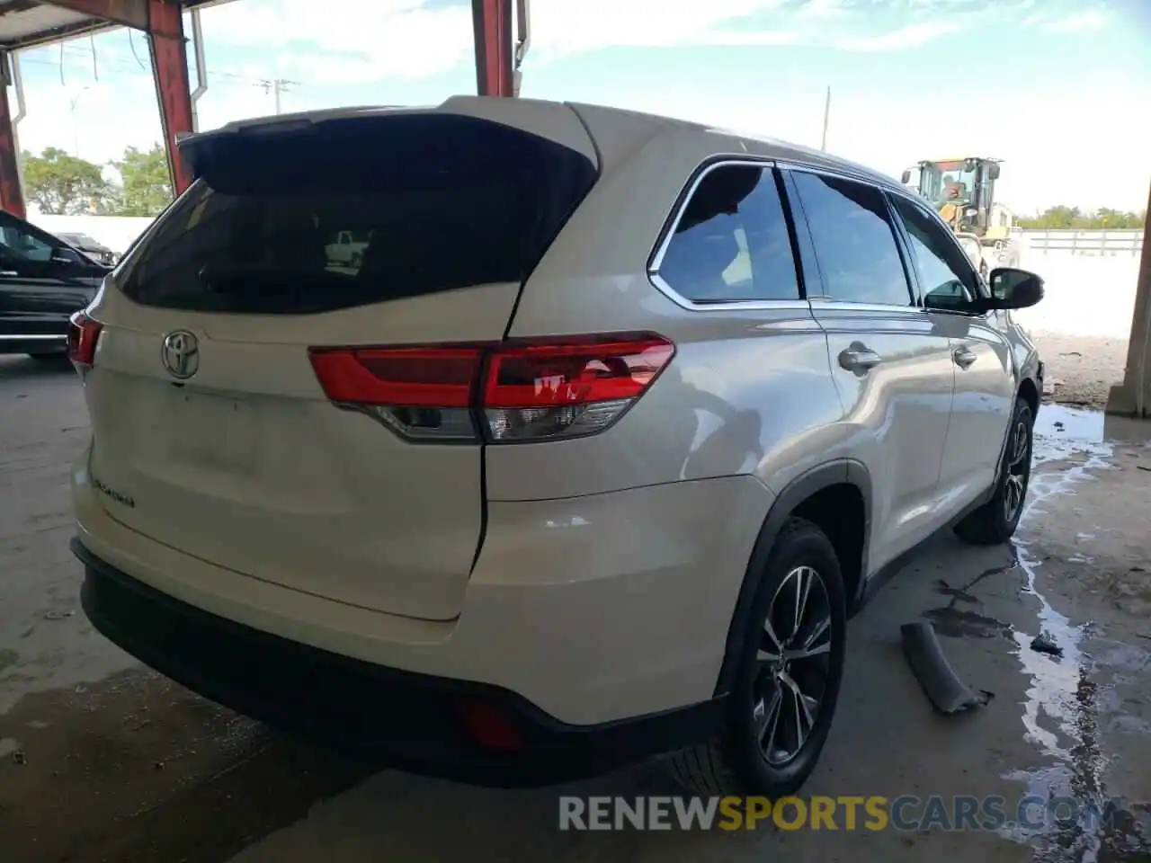 4 Photograph of a damaged car 5TDZARFH1KS061041 TOYOTA HIGHLANDER 2019