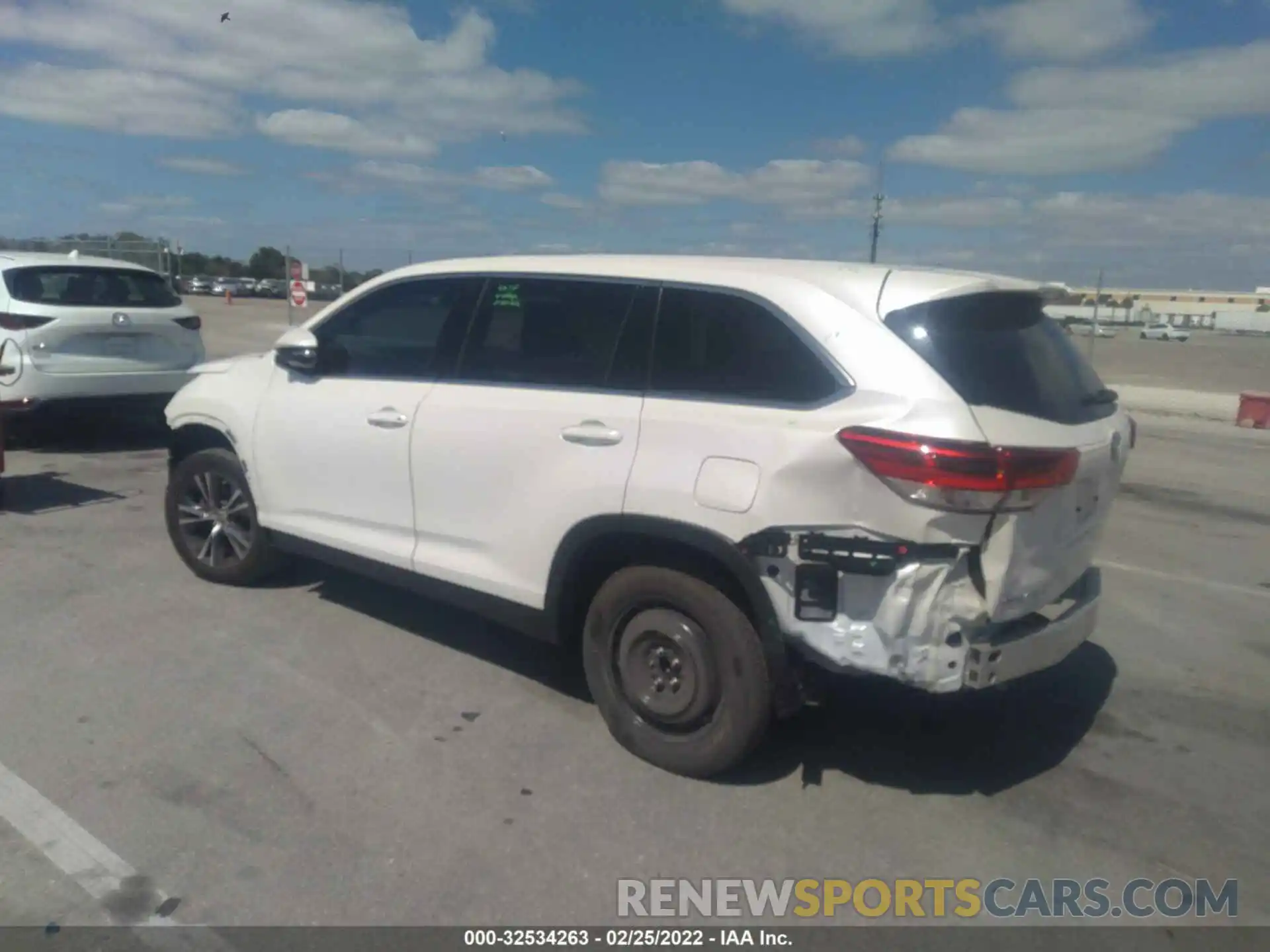 3 Photograph of a damaged car 5TDZARFH1KS061055 TOYOTA HIGHLANDER 2019