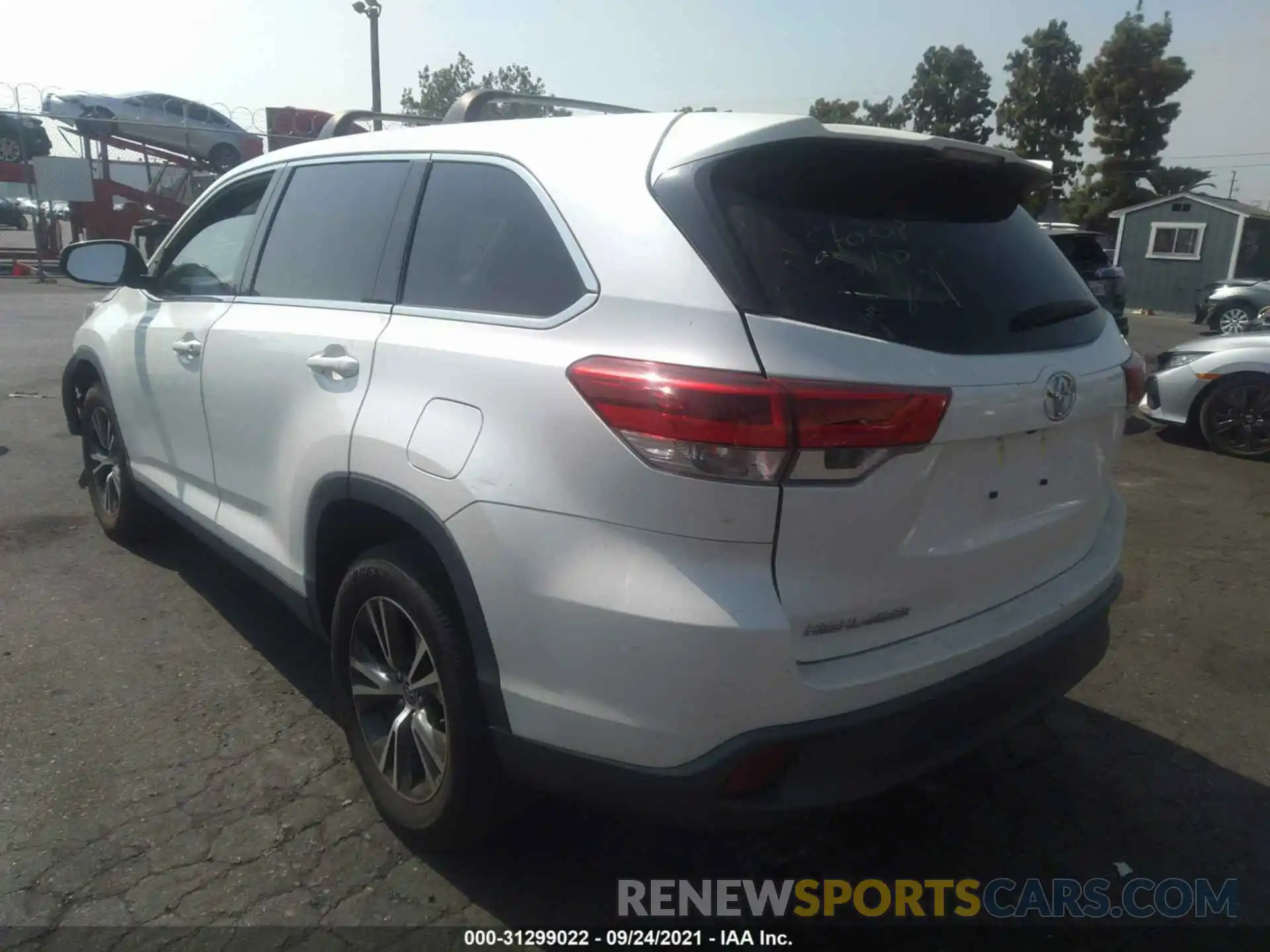 3 Photograph of a damaged car 5TDZARFH2KS043423 TOYOTA HIGHLANDER 2019